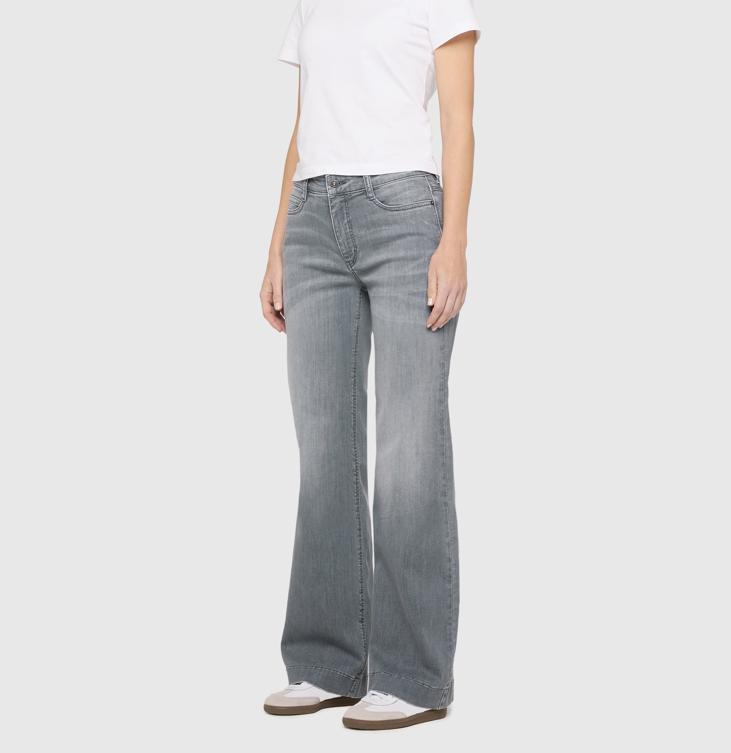 Wide fit in a flexible denim material. | WIDE | carbon grey used | Front view of model