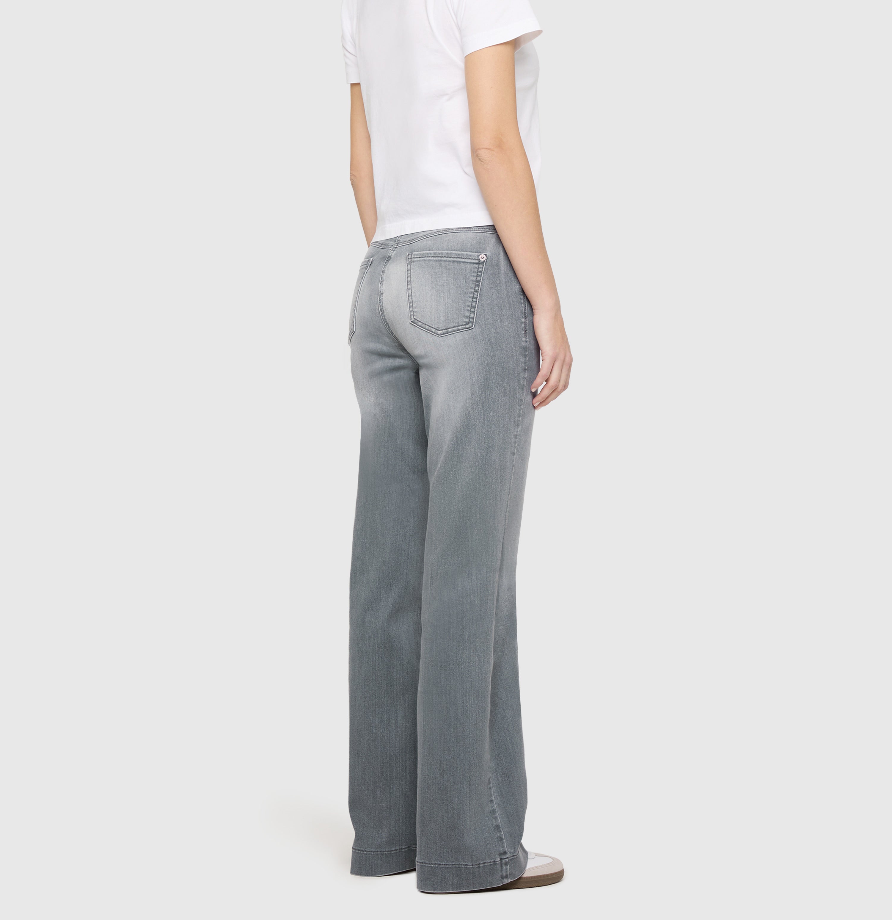 Wide fit in a flexible denim material. | WIDE | carbon grey used | Back view of model