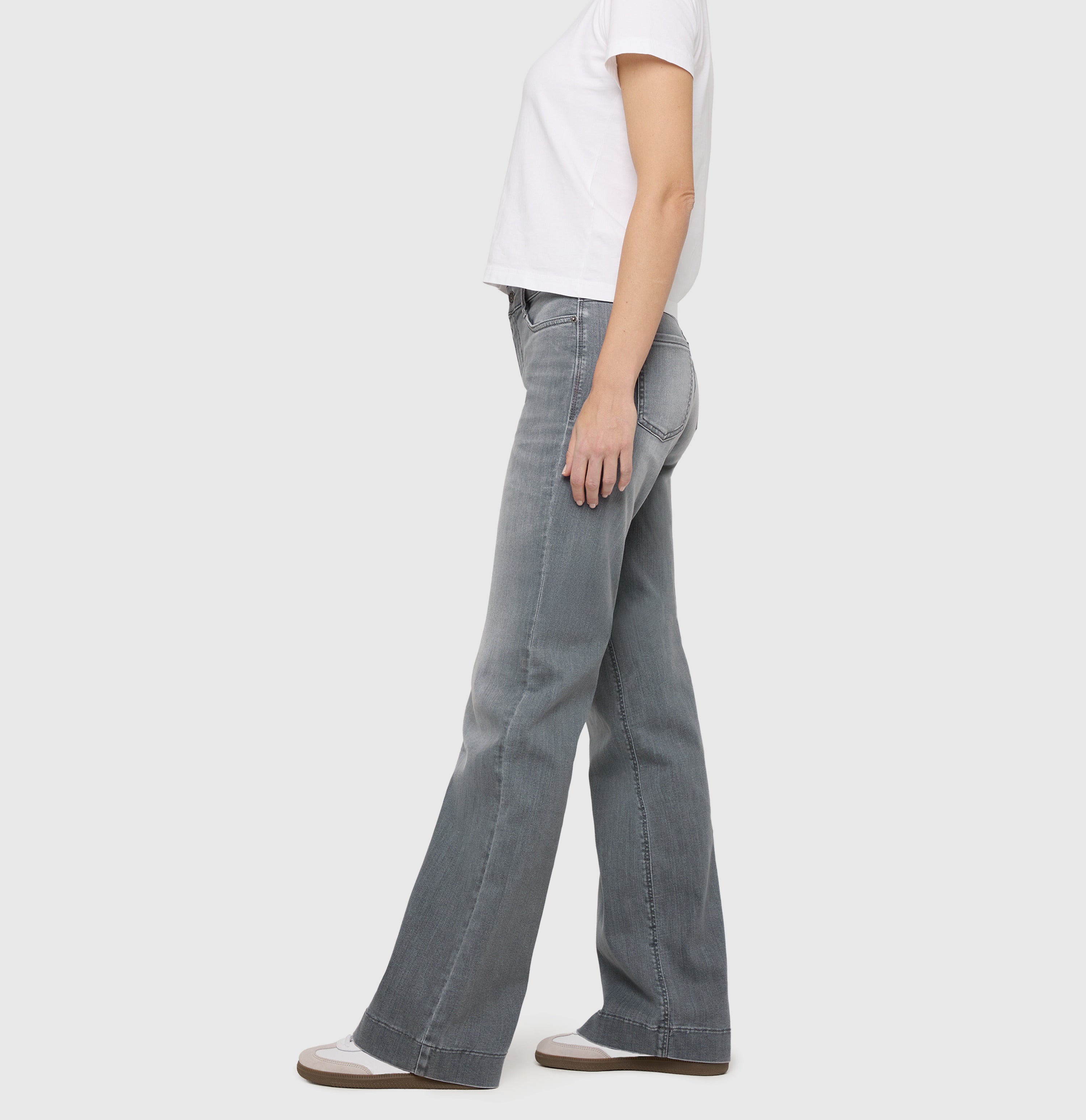 Wide fit in a flexible denim material. | WIDE | carbon grey used | Side view of model