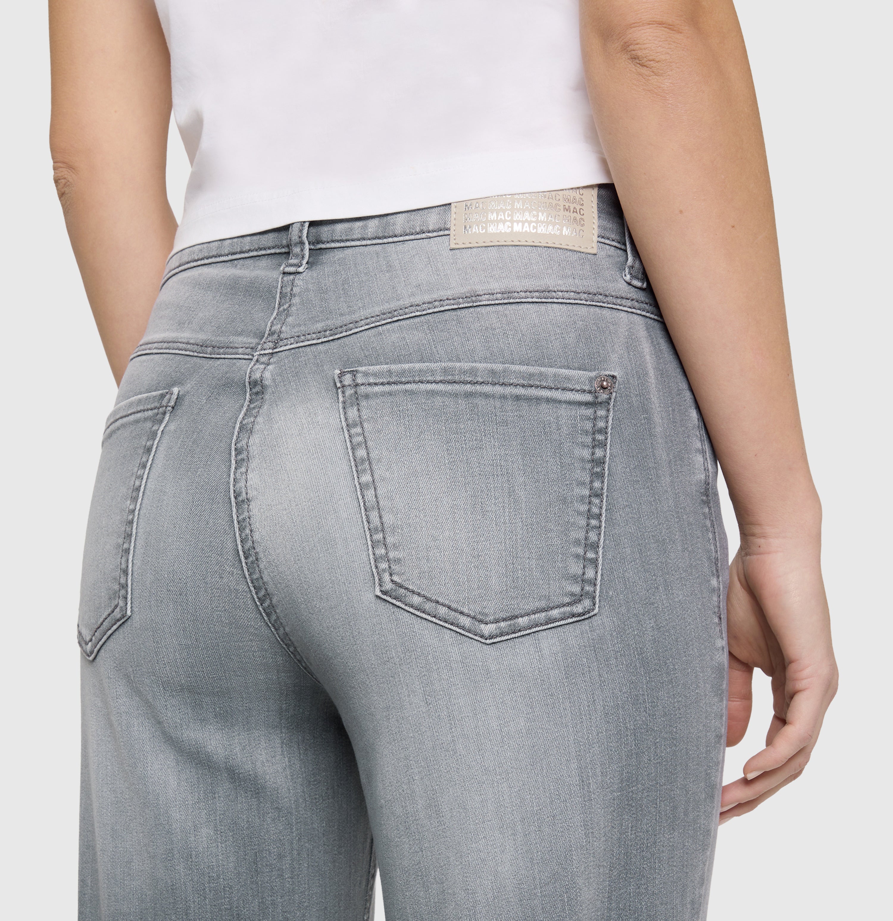 Wide fit in a flexible denim material. | WIDE | carbon grey used | Detailed view 2 of model