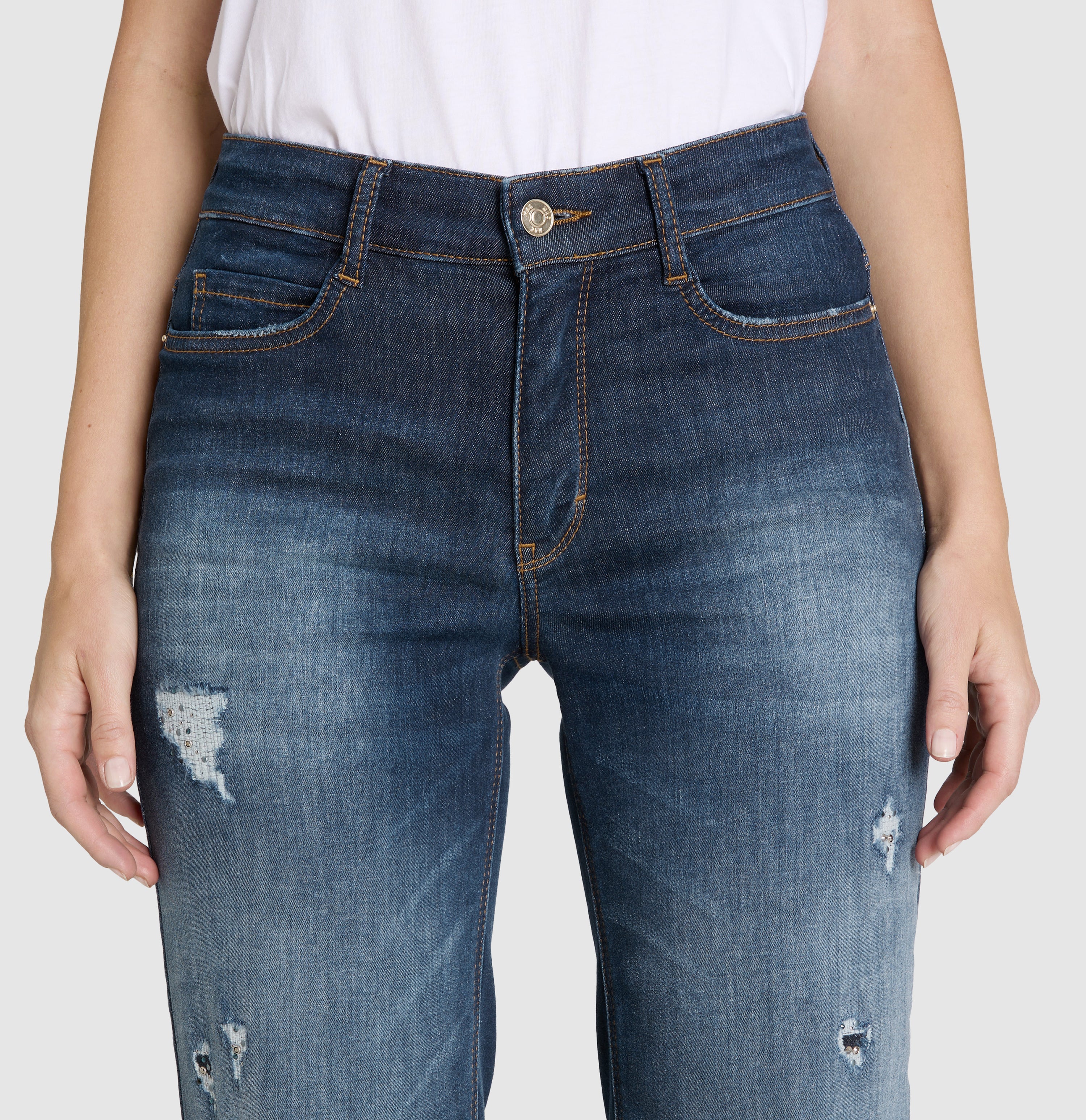 Wide fit with destroyed details and studs. | WIDE glam | moonlight destroyed | Detailed view 3 of model