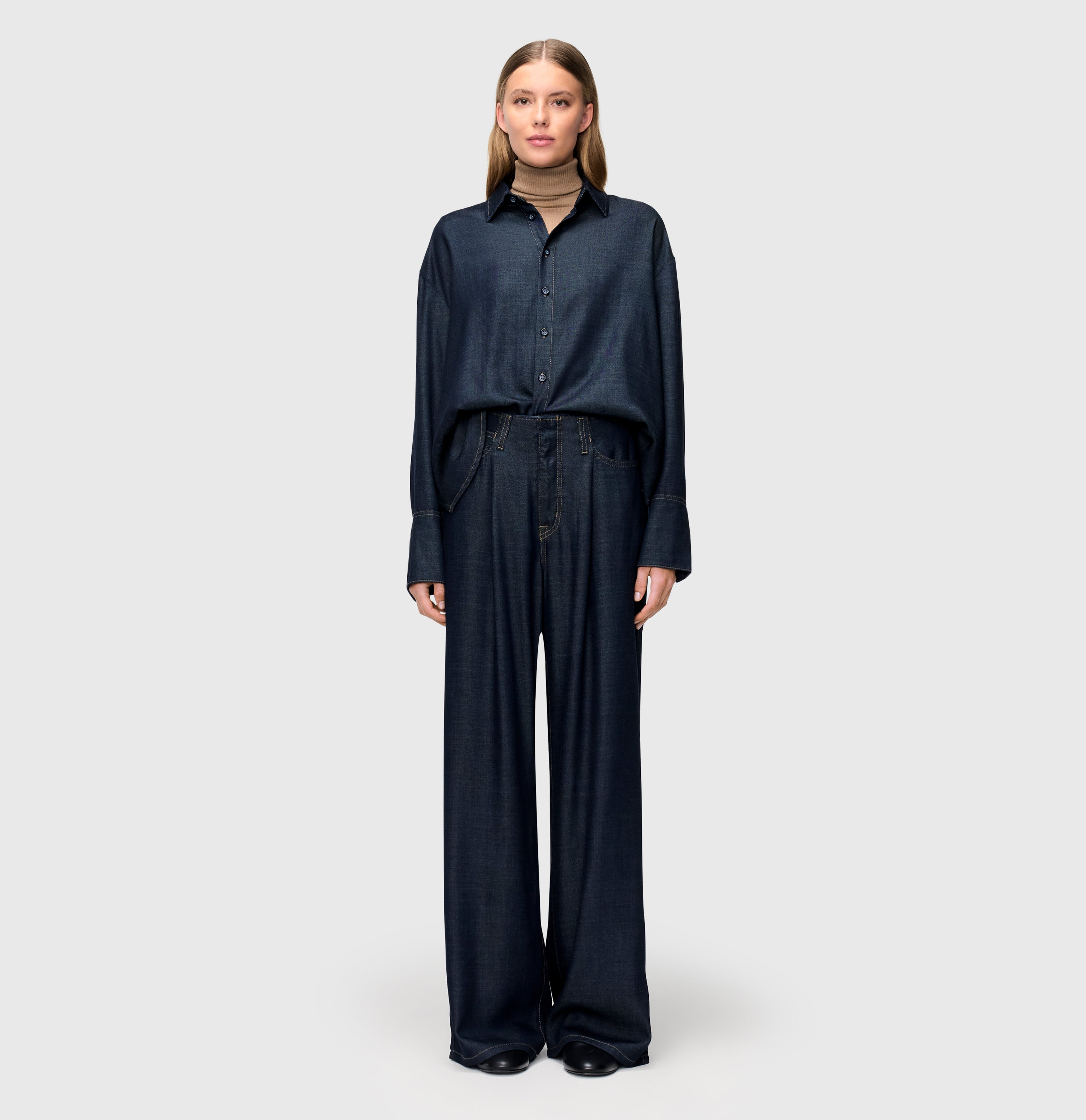 Soft flowing, wide jeans with viscose. | S-NAME | S-FBBZ | Full-body of model