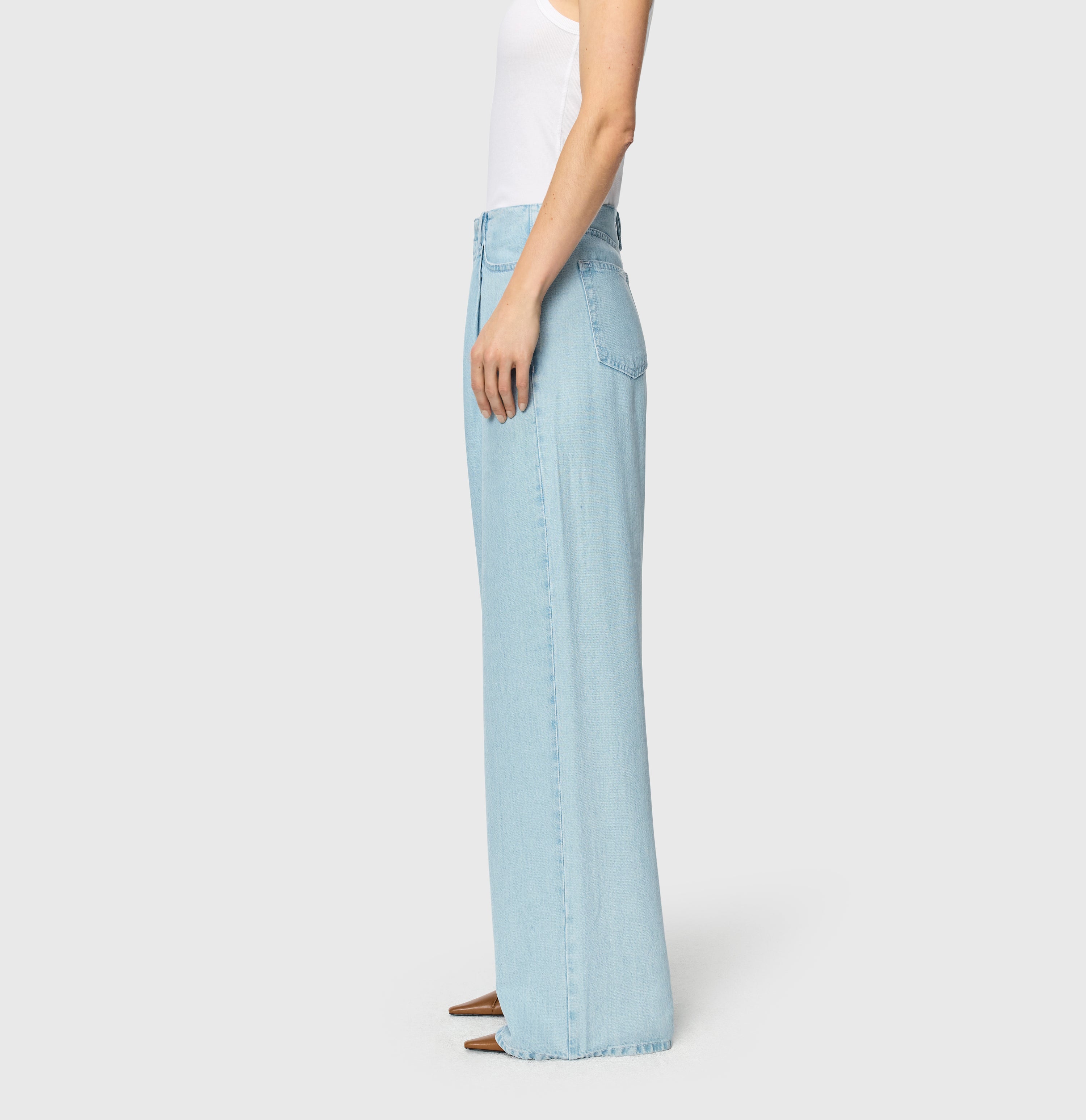 Wide, light jeans made of pure lyocell fibres. | NAILA | essential blue wash | Side view of model