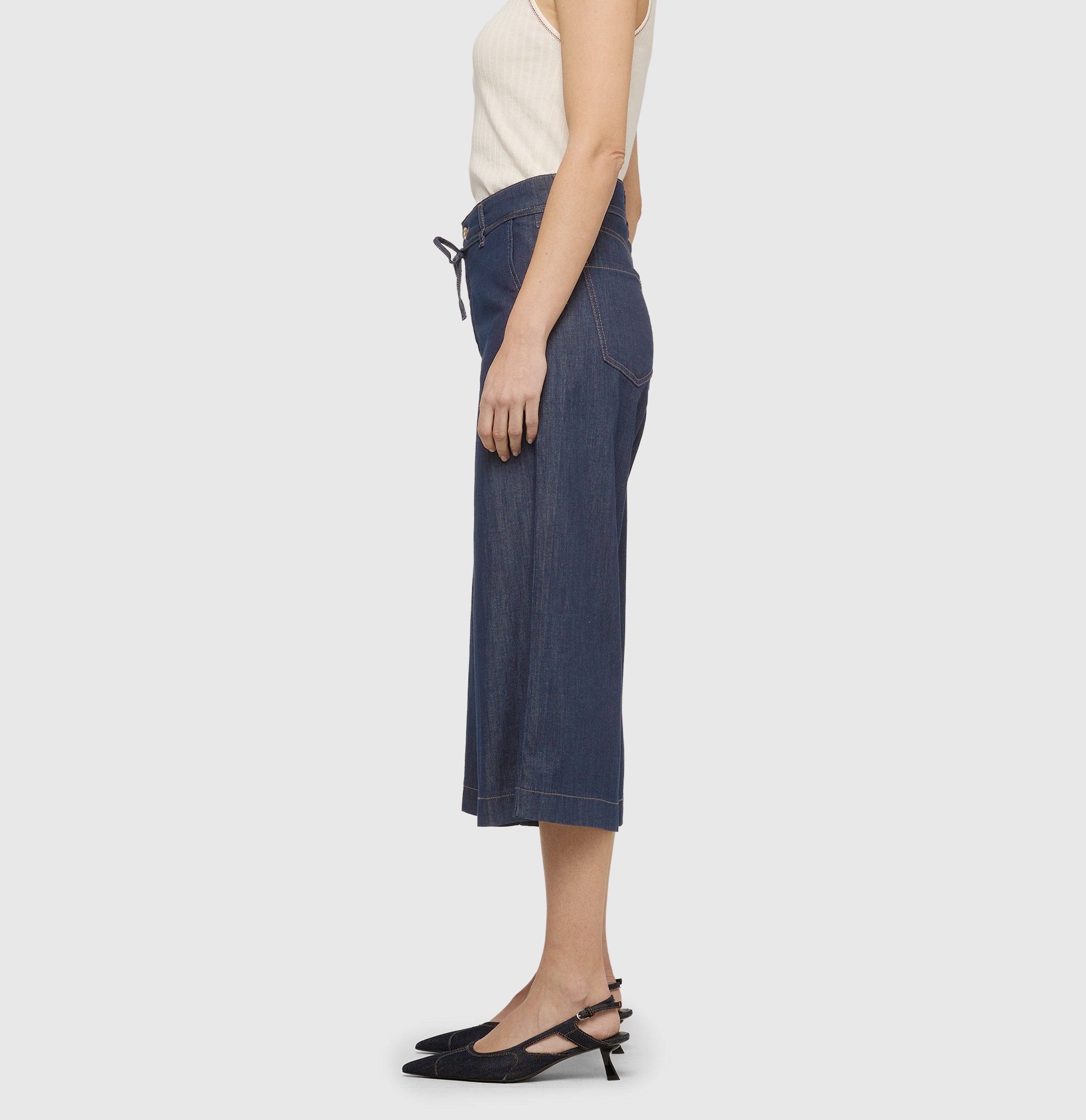 Modern culotte made of super light denim. | WENDY cropped | fashion rinsed | Side view of model