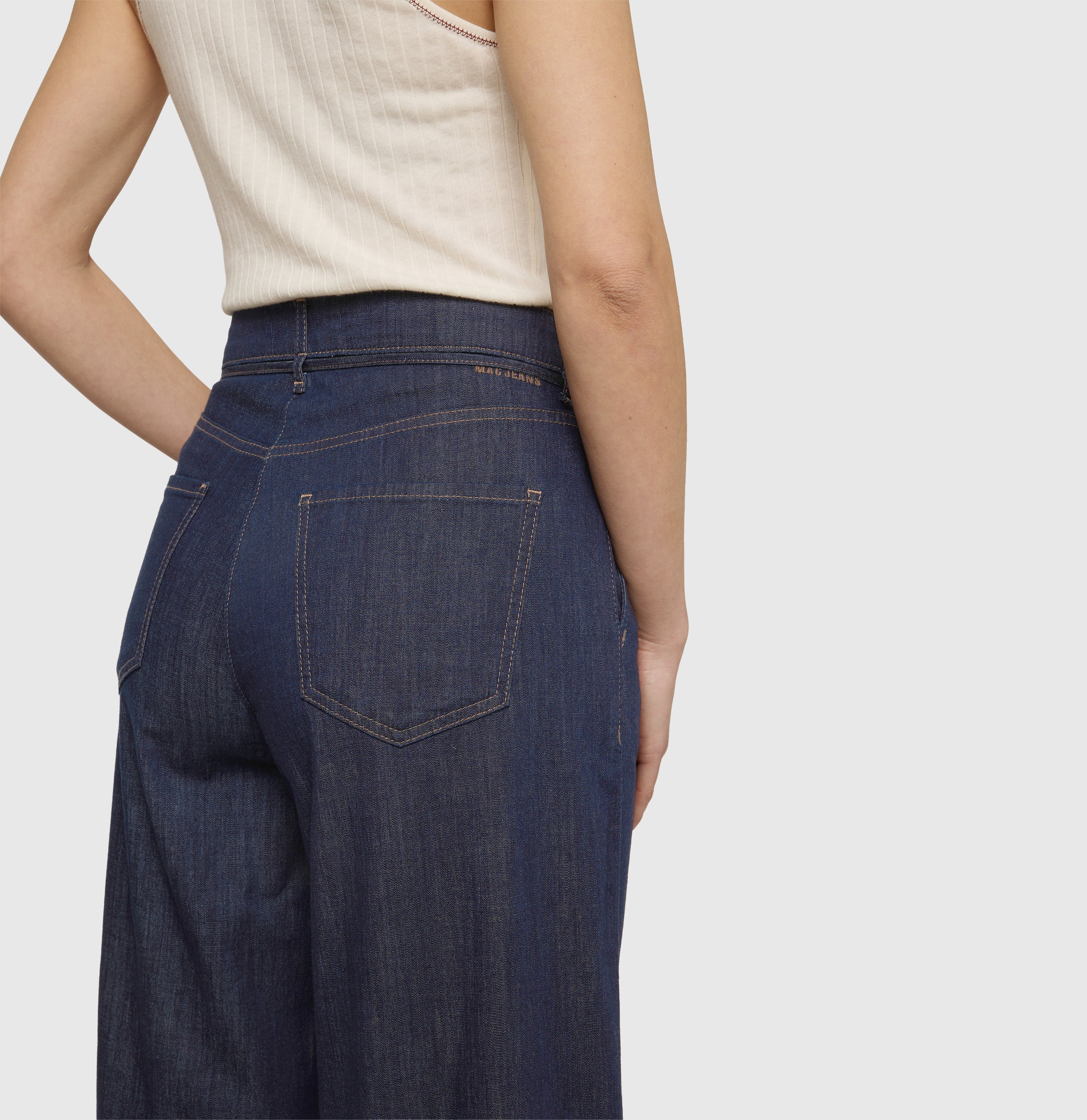Modern culotte made of super light denim. | WENDY cropped | fashion rinsed | Detailed view 2 of model
