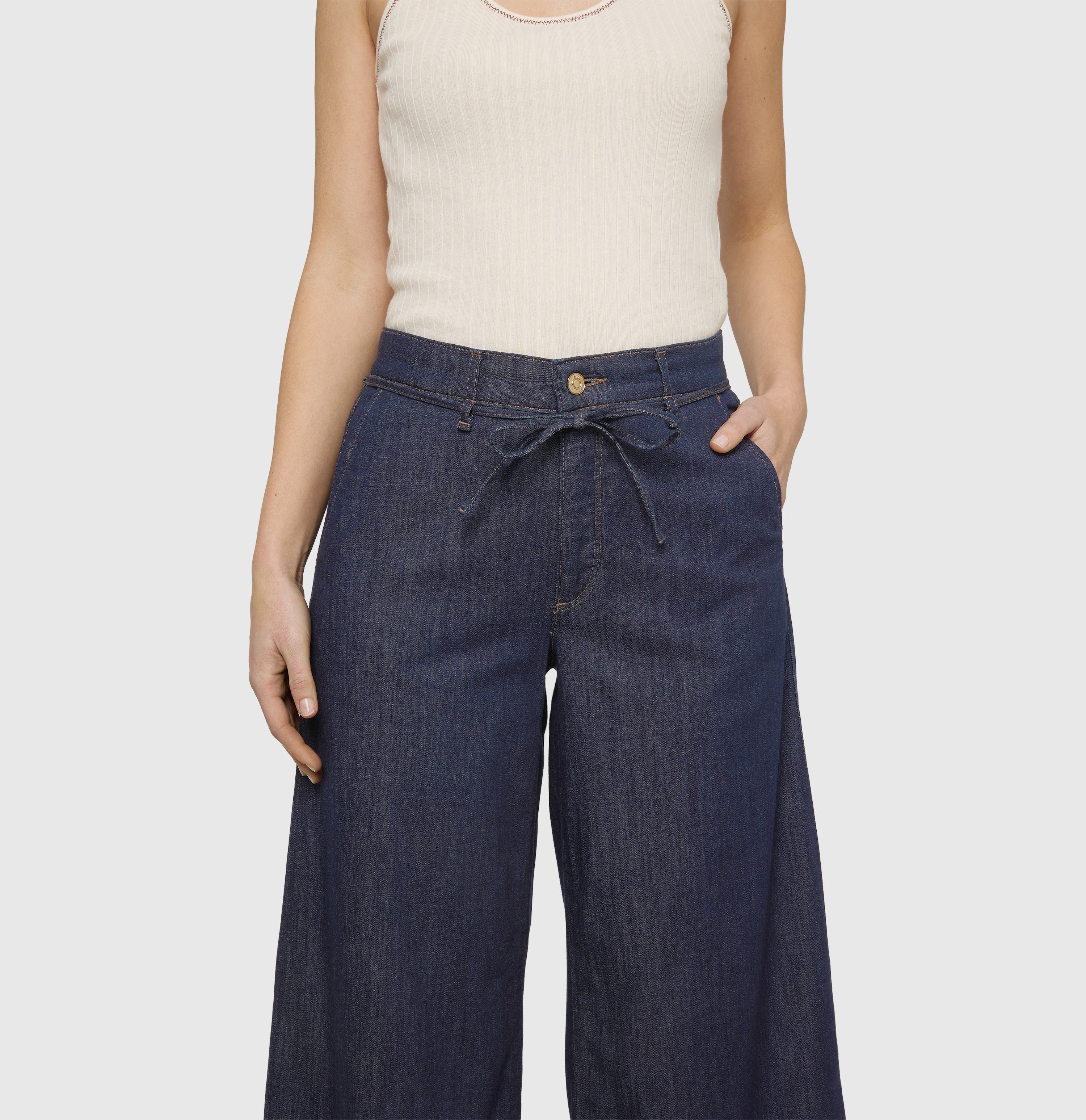 Modern culotte made of super light denim. | WENDY cropped | fashion rinsed | Detailed view 3 of model