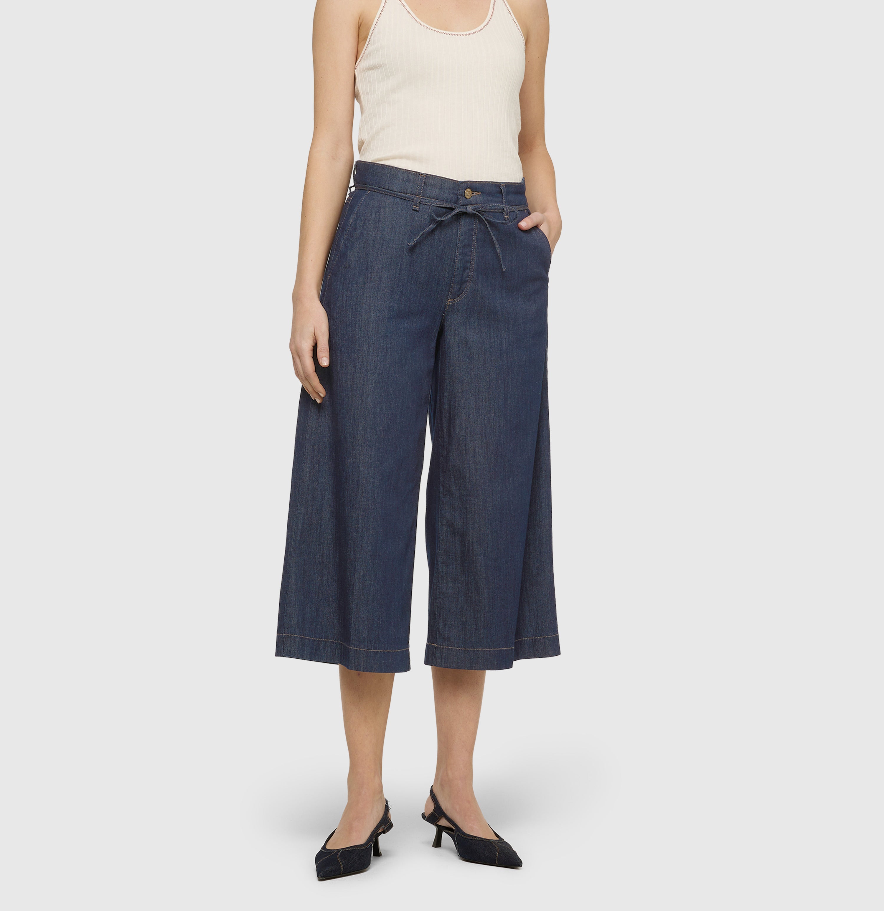 Modern culotte made of super light denim. | WENDY cropped | fashion rinsed | Detailed view 4 of model