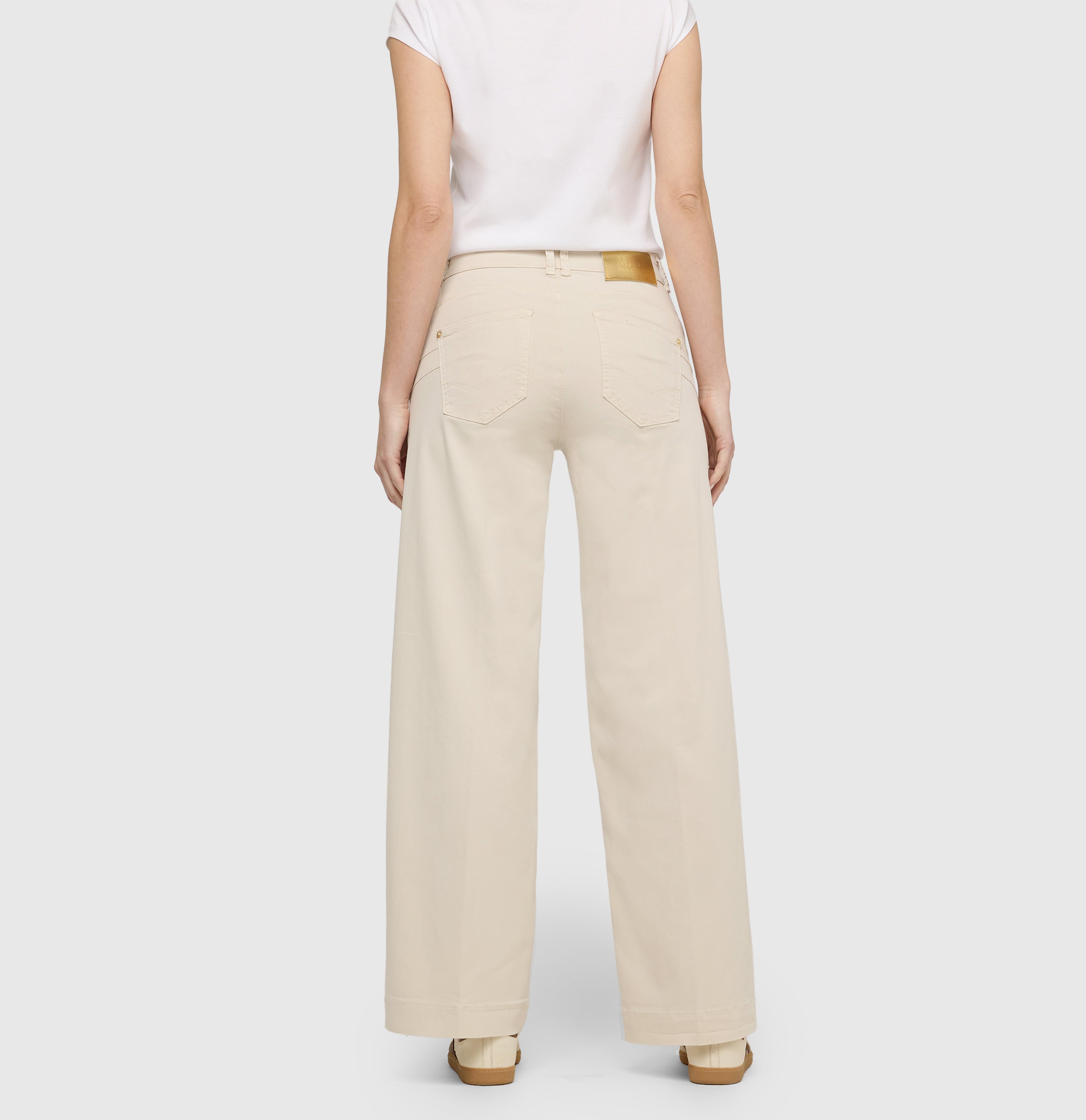 Extra wide palazzo jeans made of light denim. | RICH PALAZZO | antique white PPT | Back view of model