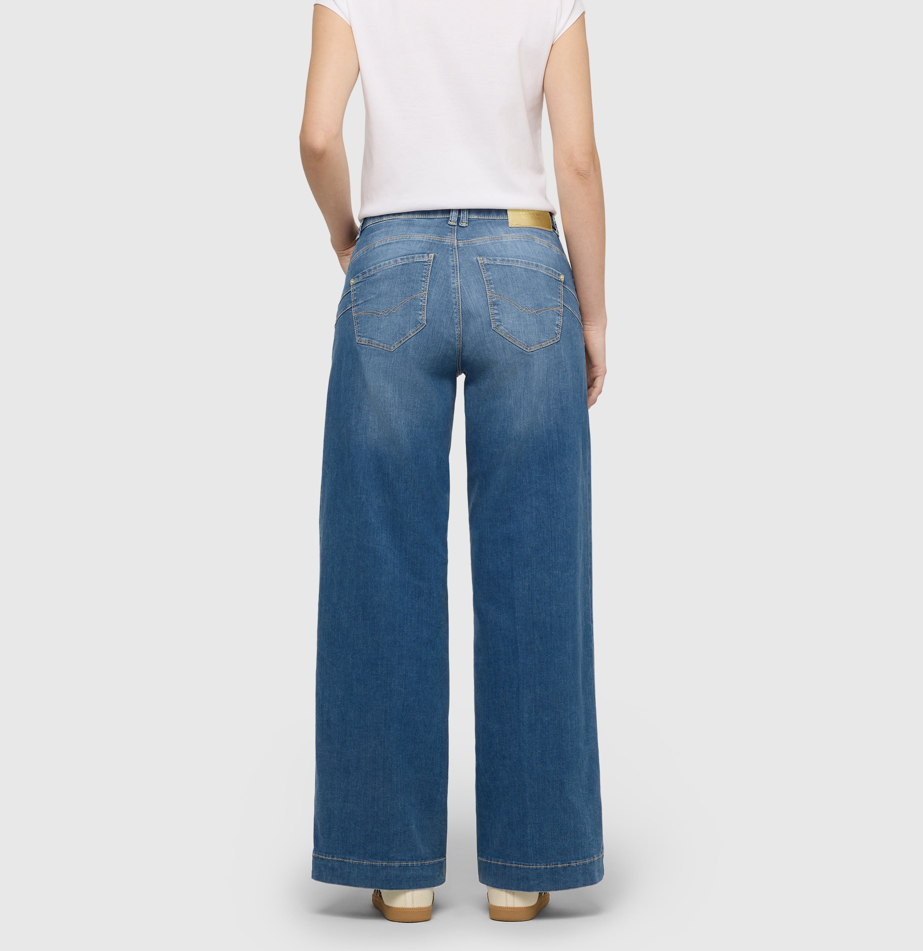 Light jeans in an extra wide cut. | RICH PALAZZO | navy heavy wash | Back view of model