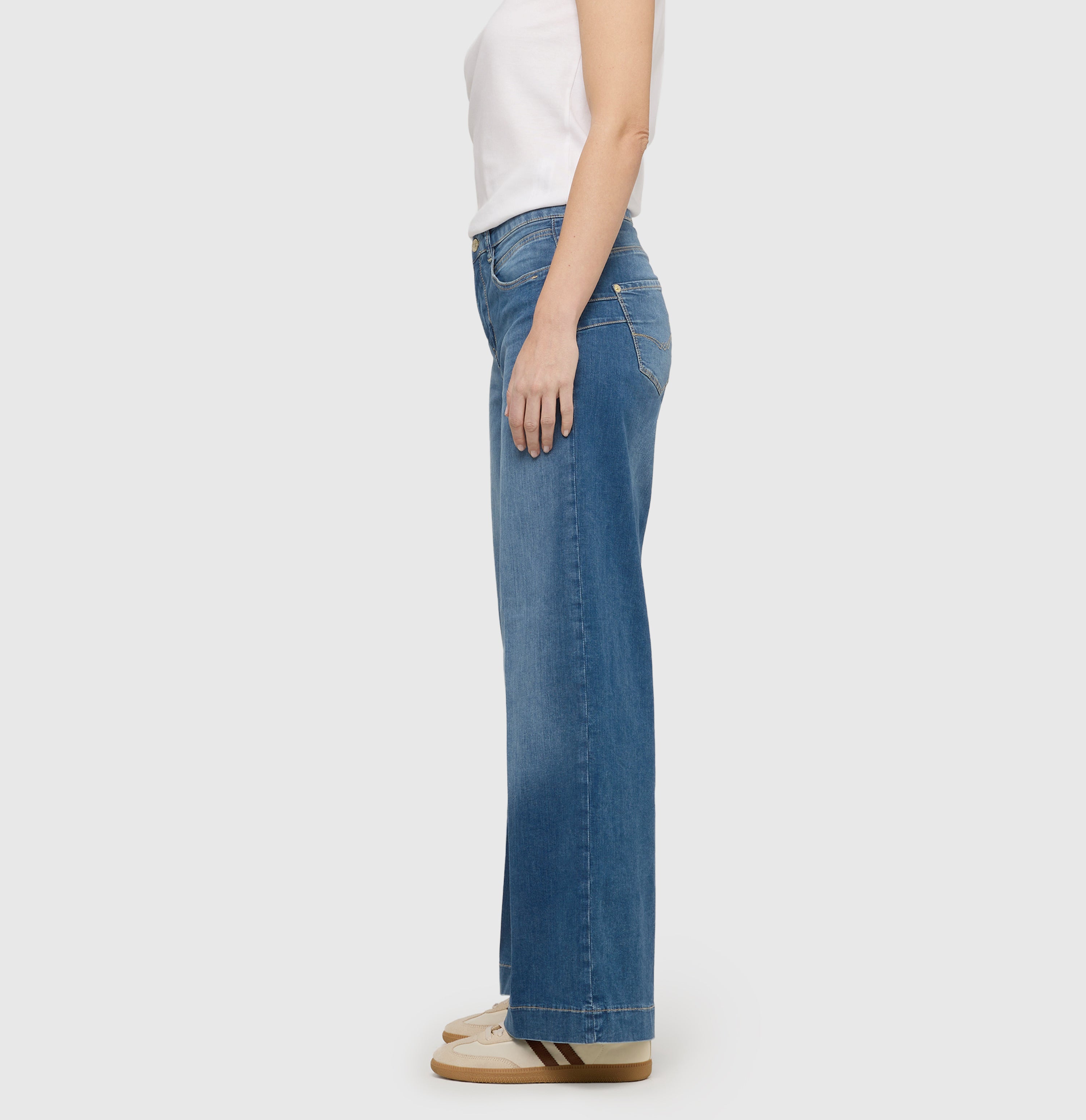 Light jeans in an extra wide cut. | RICH PALAZZO | navy heavy wash | Side view of model
