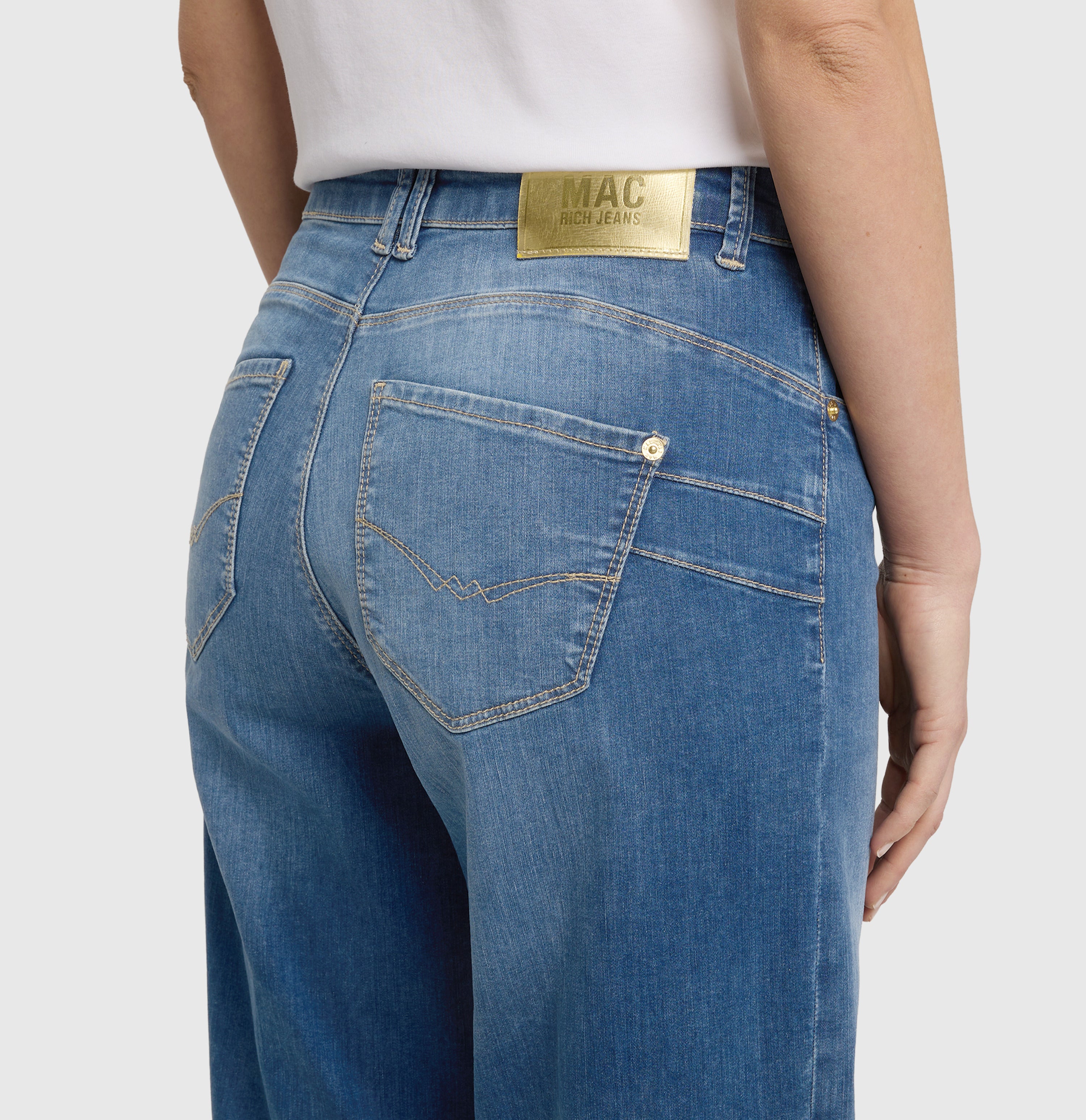Light jeans in an extra wide cut. | RICH PALAZZO | navy heavy wash | Detailed view 2 of model
