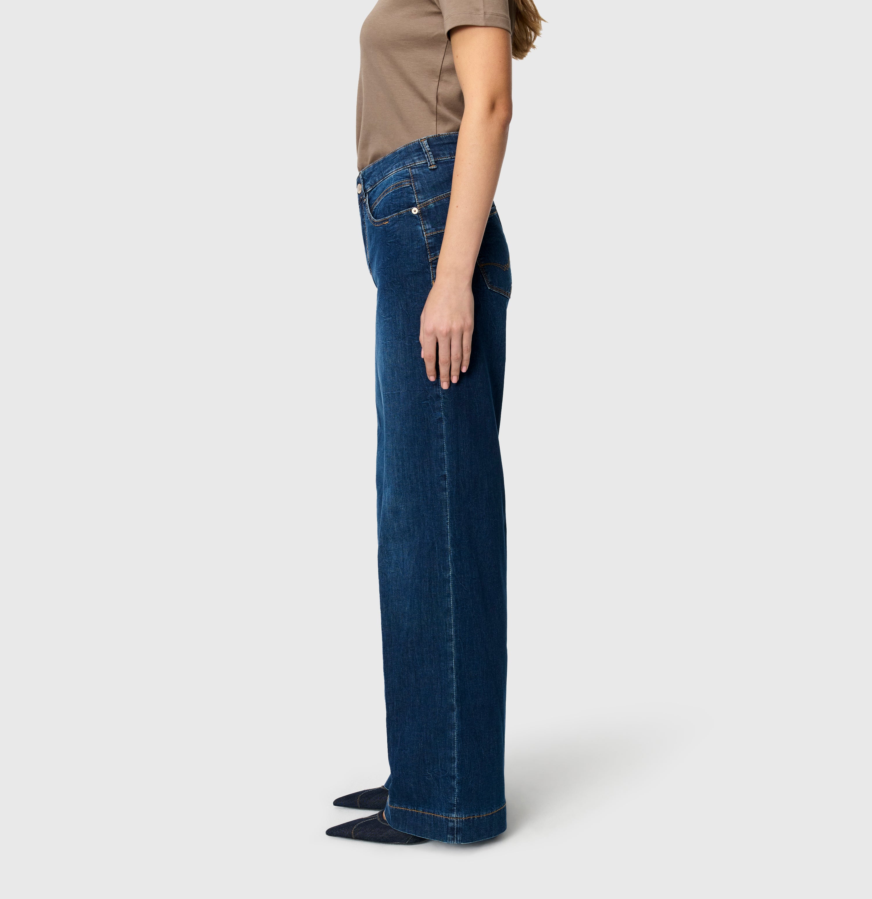 Light jeans in an extra wide cut. | RICH PALAZZO | night blue used | Side view of model