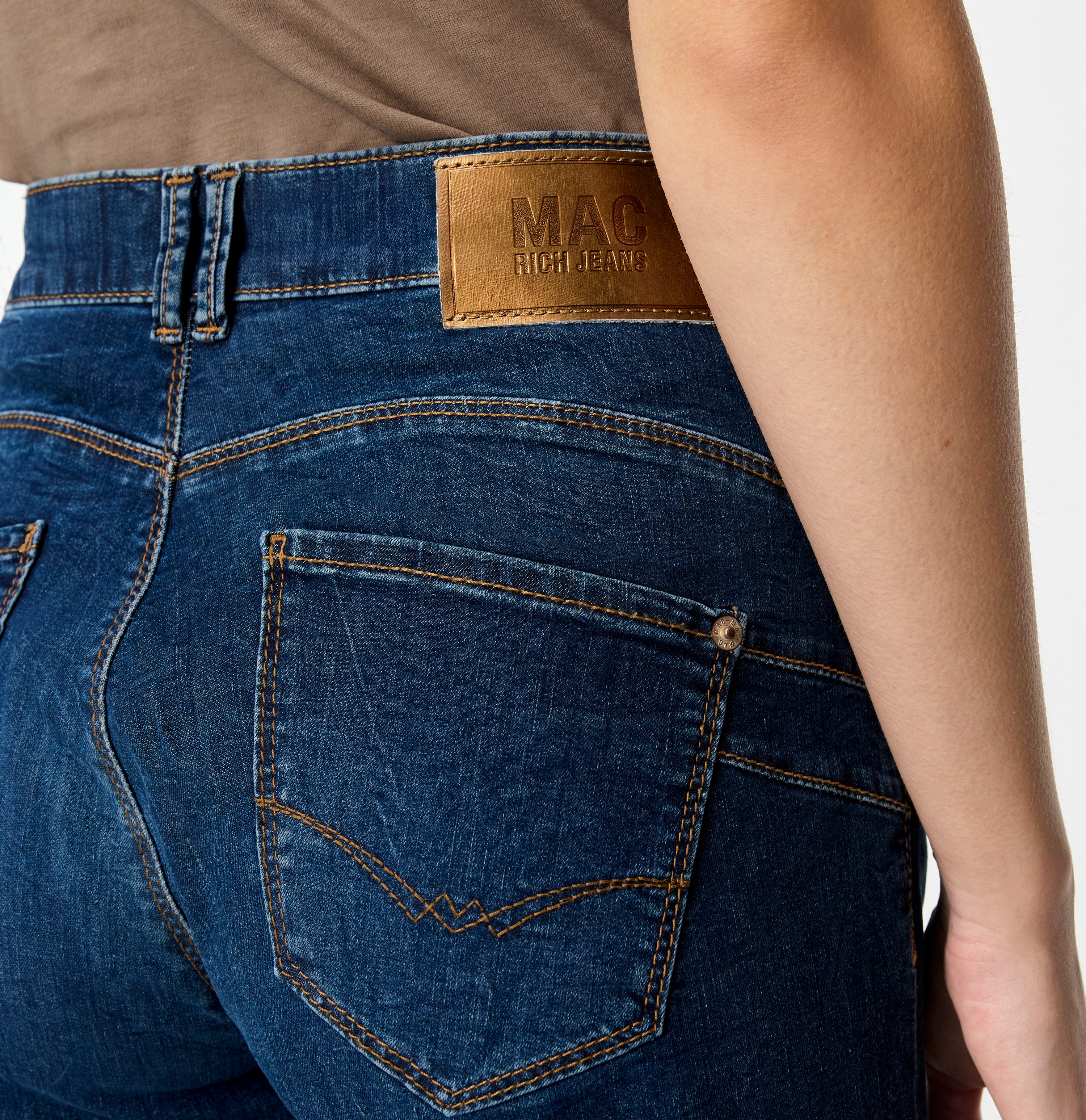 Light jeans in an extra wide cut. | RICH PALAZZO | night blue used | Detailed view 2 of model