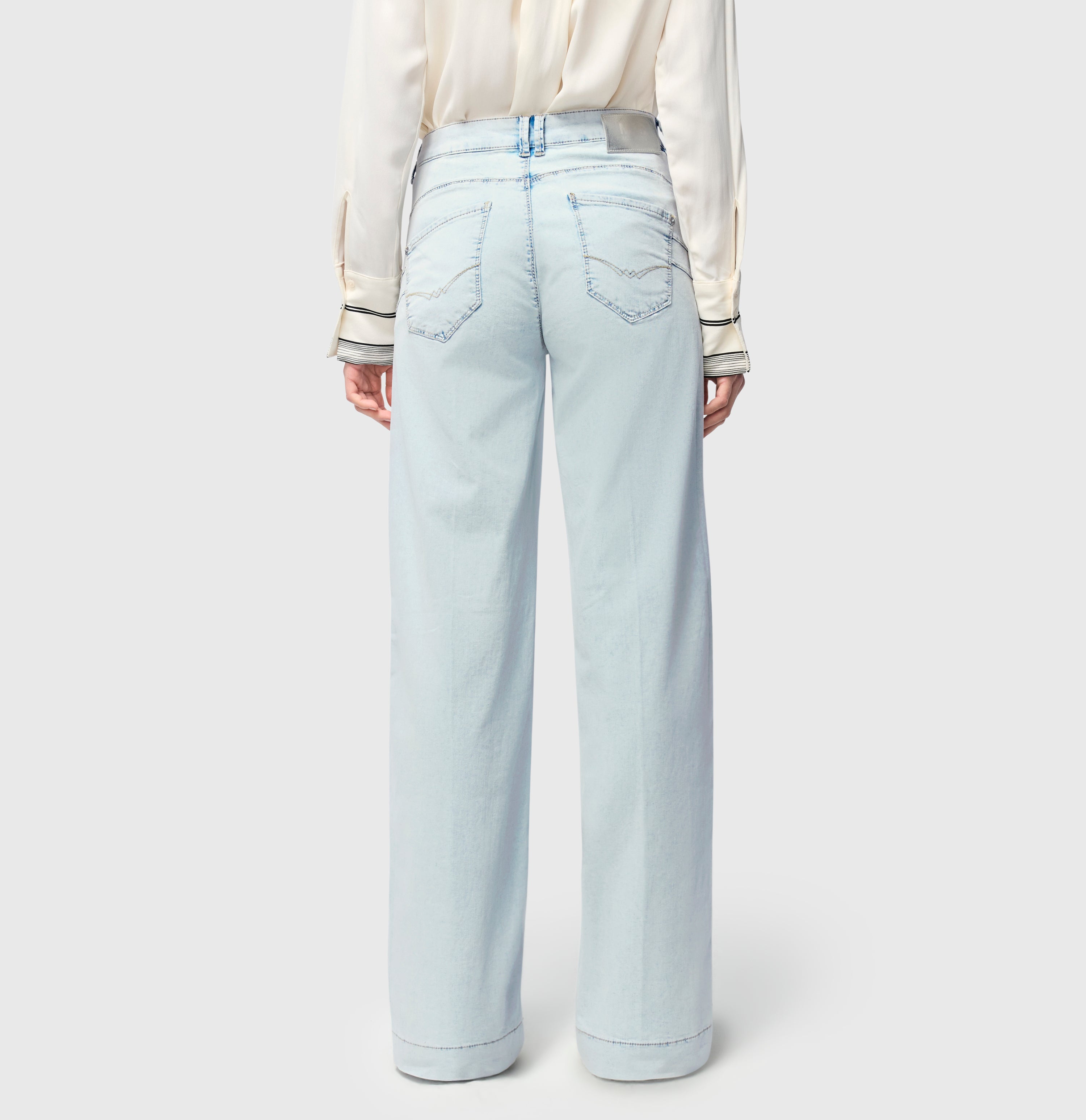 Light jeans in an extra wide cut. | RICH PALAZZO | bleached japan blue | Back view of model