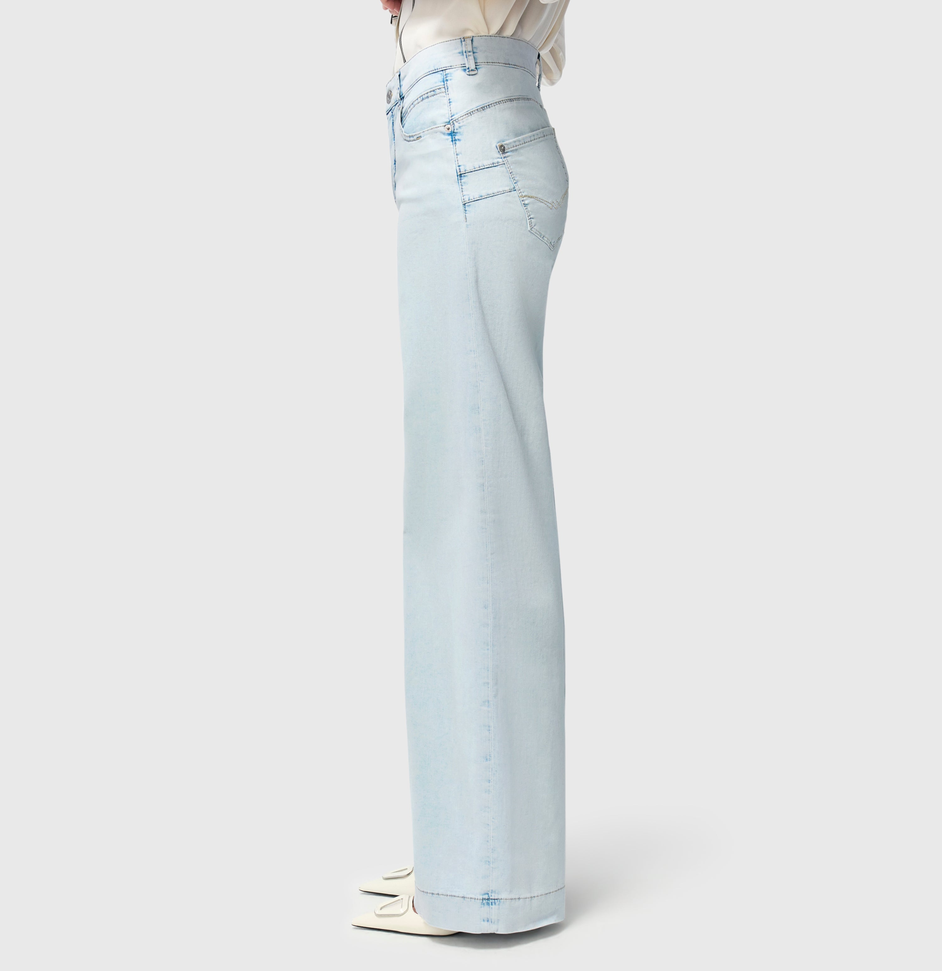Light jeans in an extra wide cut. | RICH PALAZZO | bleached japan blue | Detailed view 2 of model