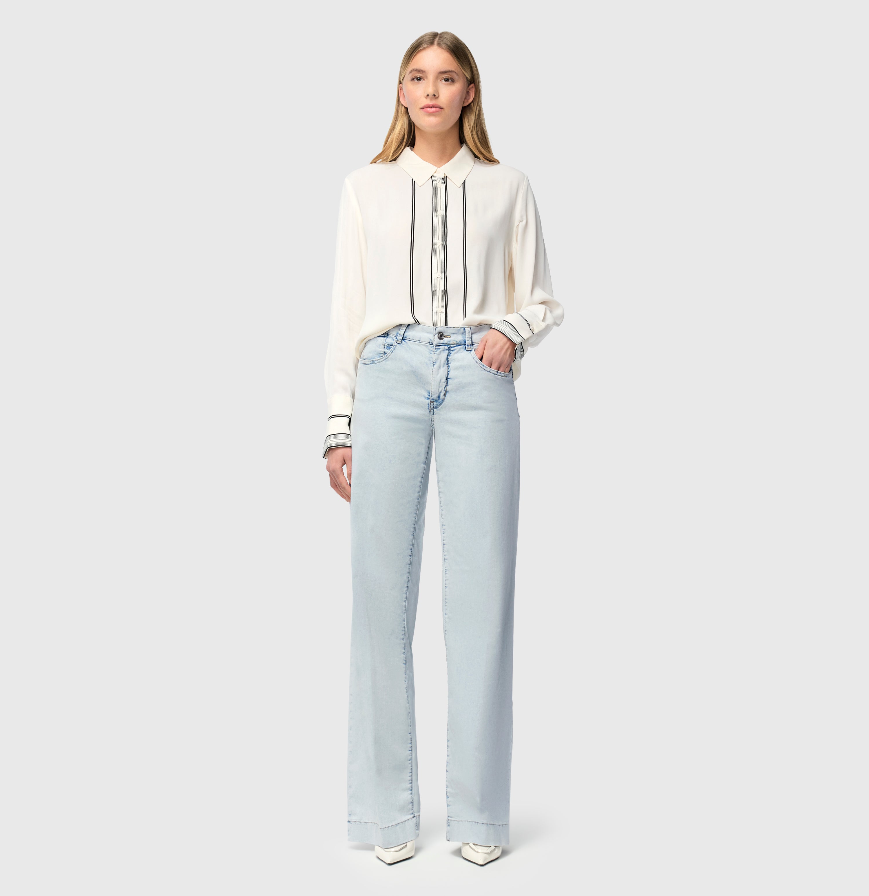 Light jeans in an extra wide cut. | RICH PALAZZO | bleached japan blue | Full-body of model
