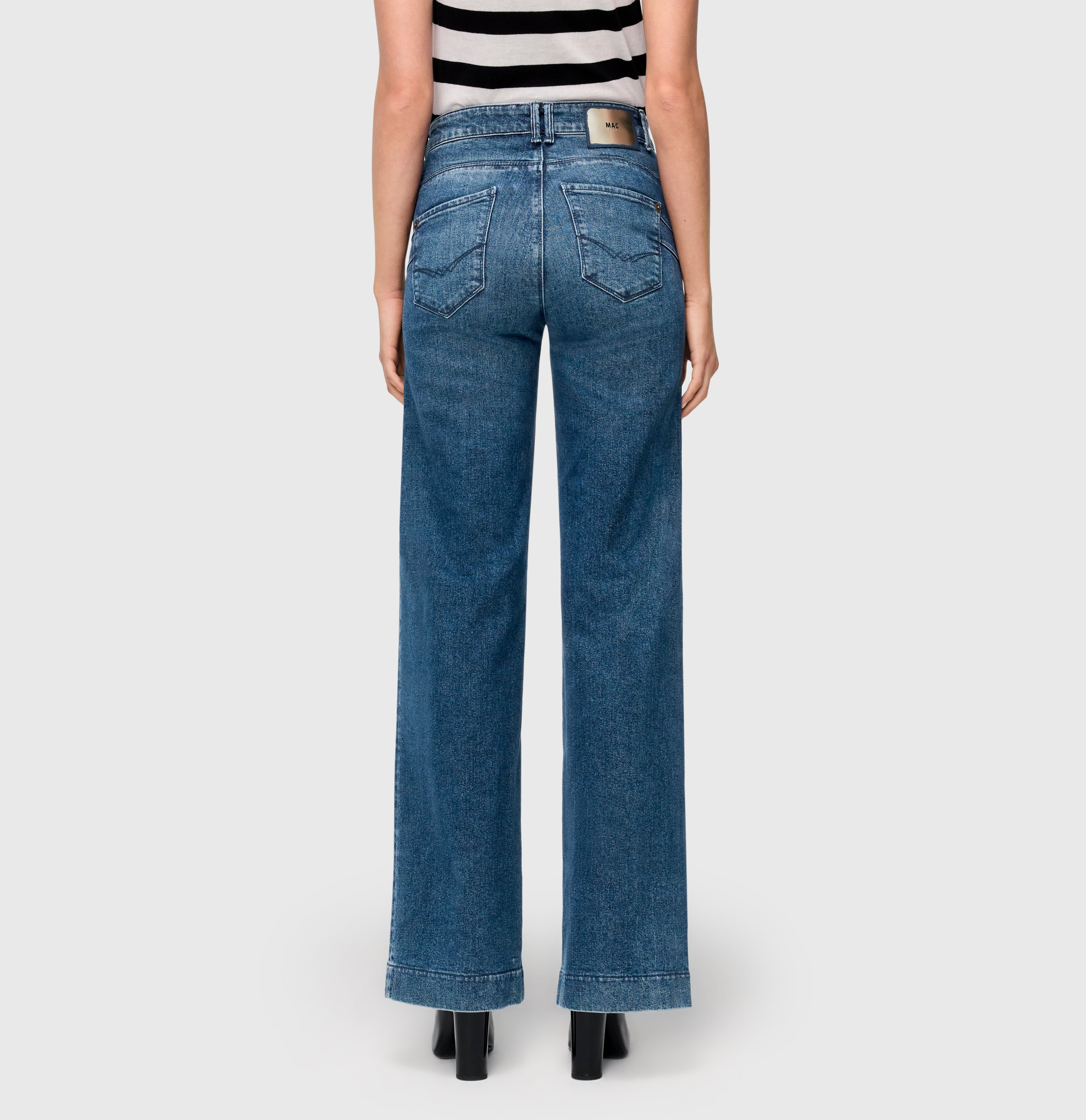 Extra wide palazzo jeans with seam details. | PALAZZO | classy midblue | Back view of model