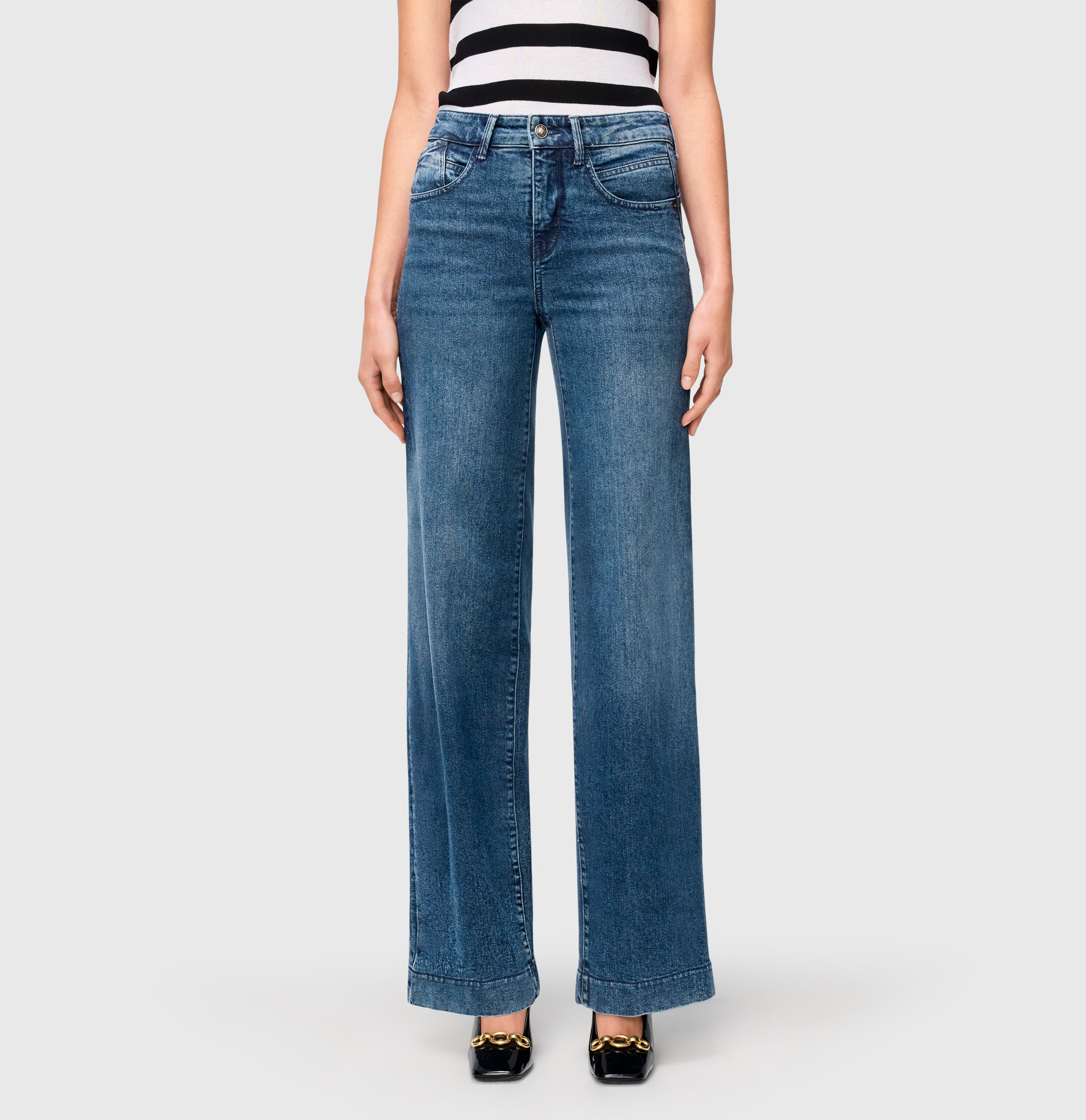 Extra wide palazzo jeans with seam details. | PALAZZO | classy midblue | Side view of model