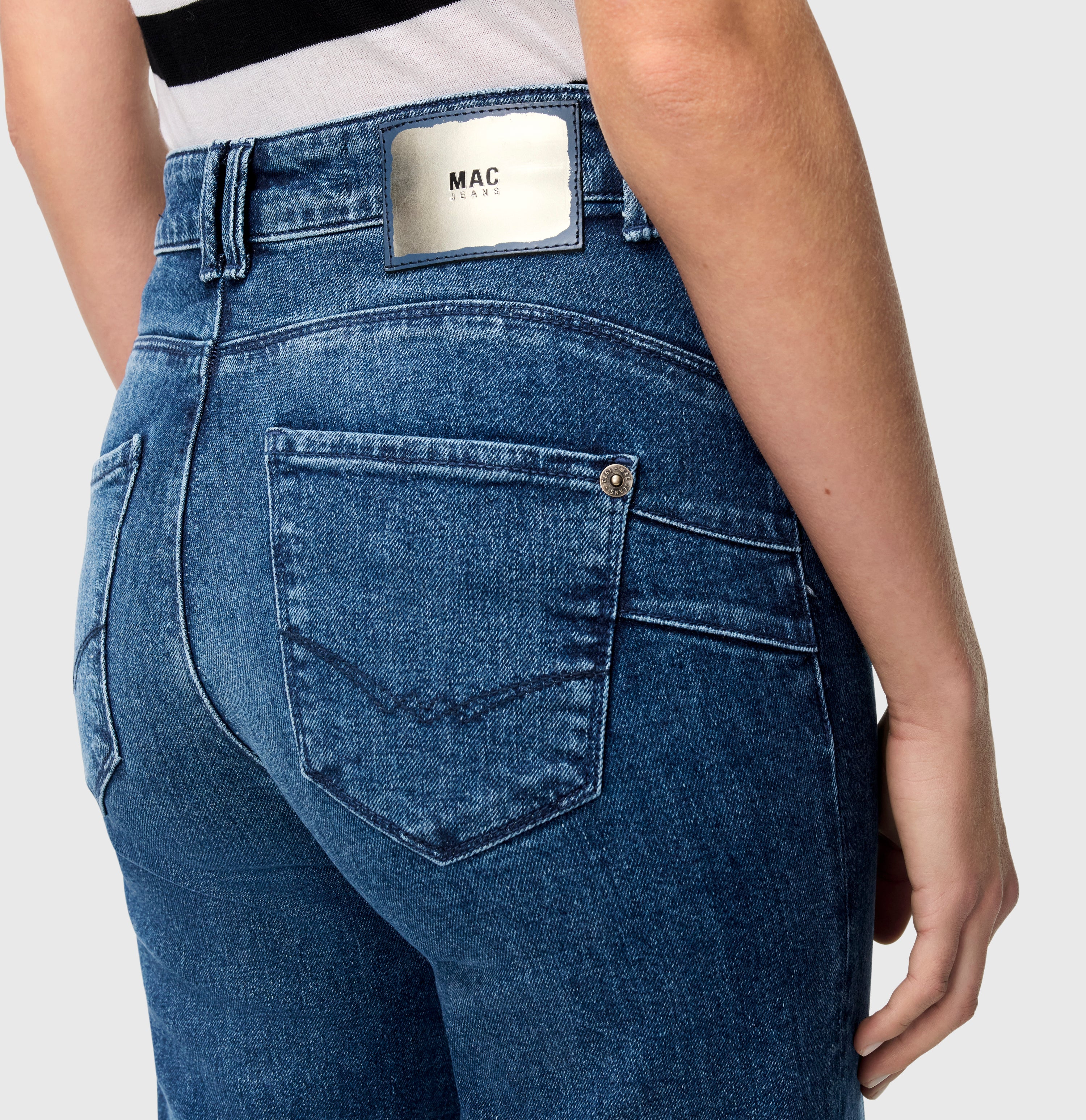 Extra wide palazzo jeans with seam details. | PALAZZO | classy midblue | Detailed view 3 of model