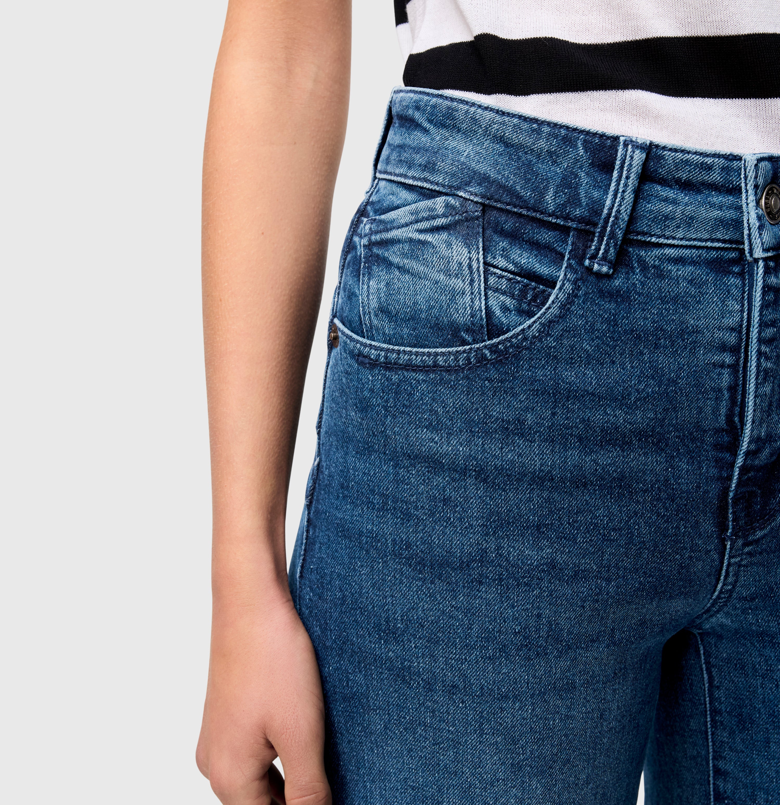 Extra wide palazzo jeans with seam details. | PALAZZO | classy midblue | Detailed view 4 of model