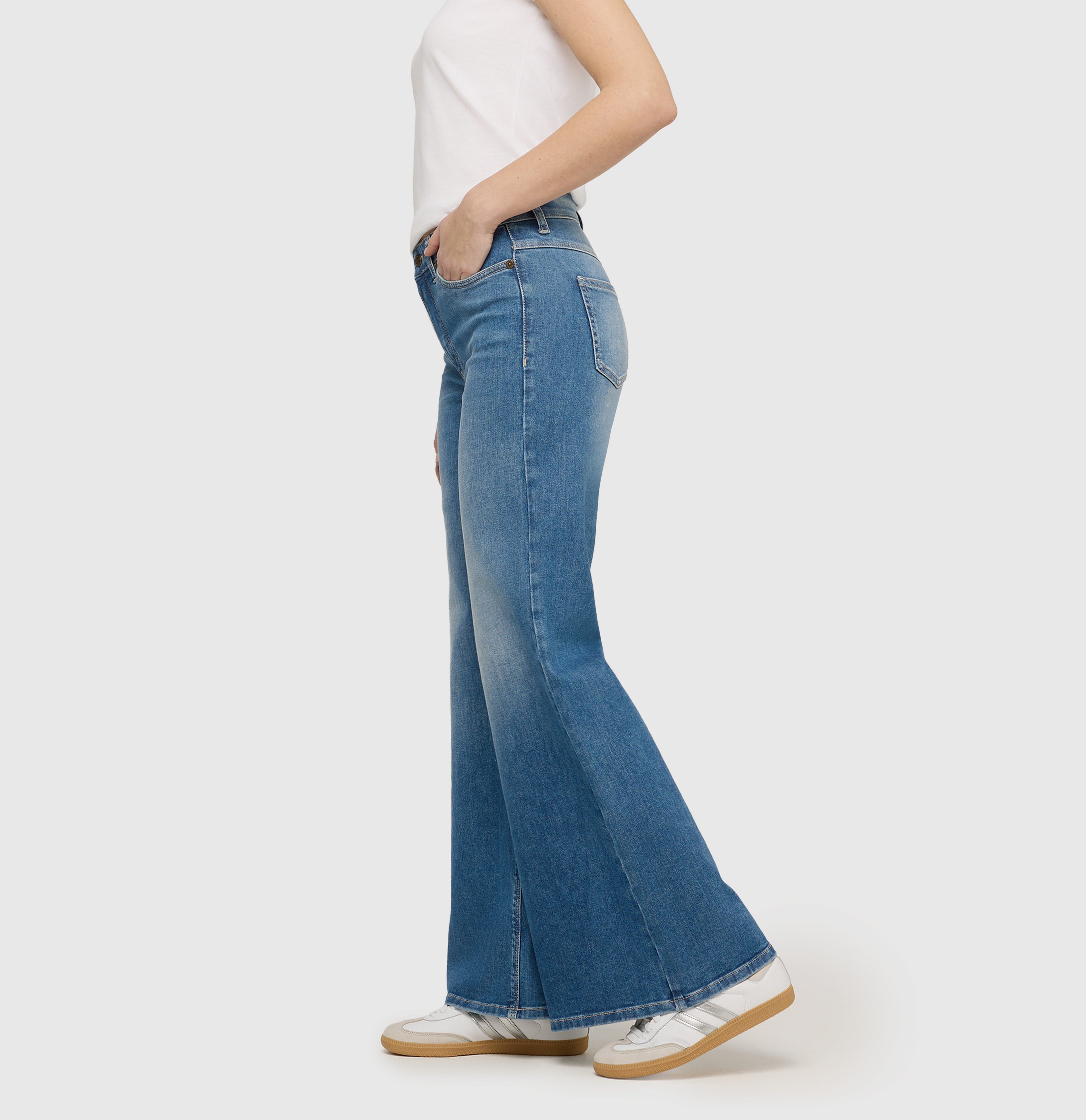 Wide flare jeans made of vintage denim. | WIDE flare | cosmic midblue used | Side view of model