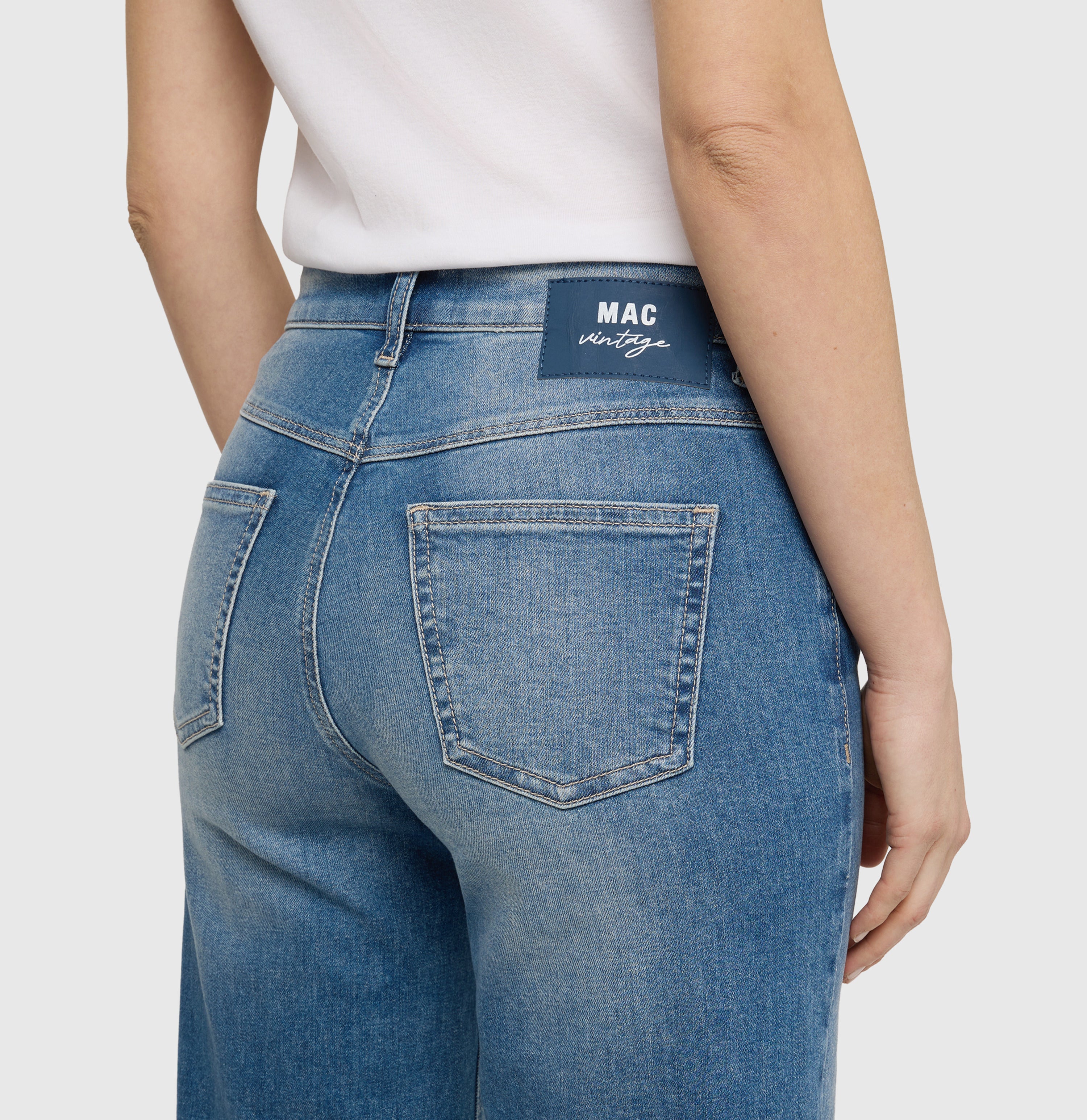 Wide flare jeans made of vintage denim. | WIDE flare | cosmic midblue used | Detailed view 2 of model