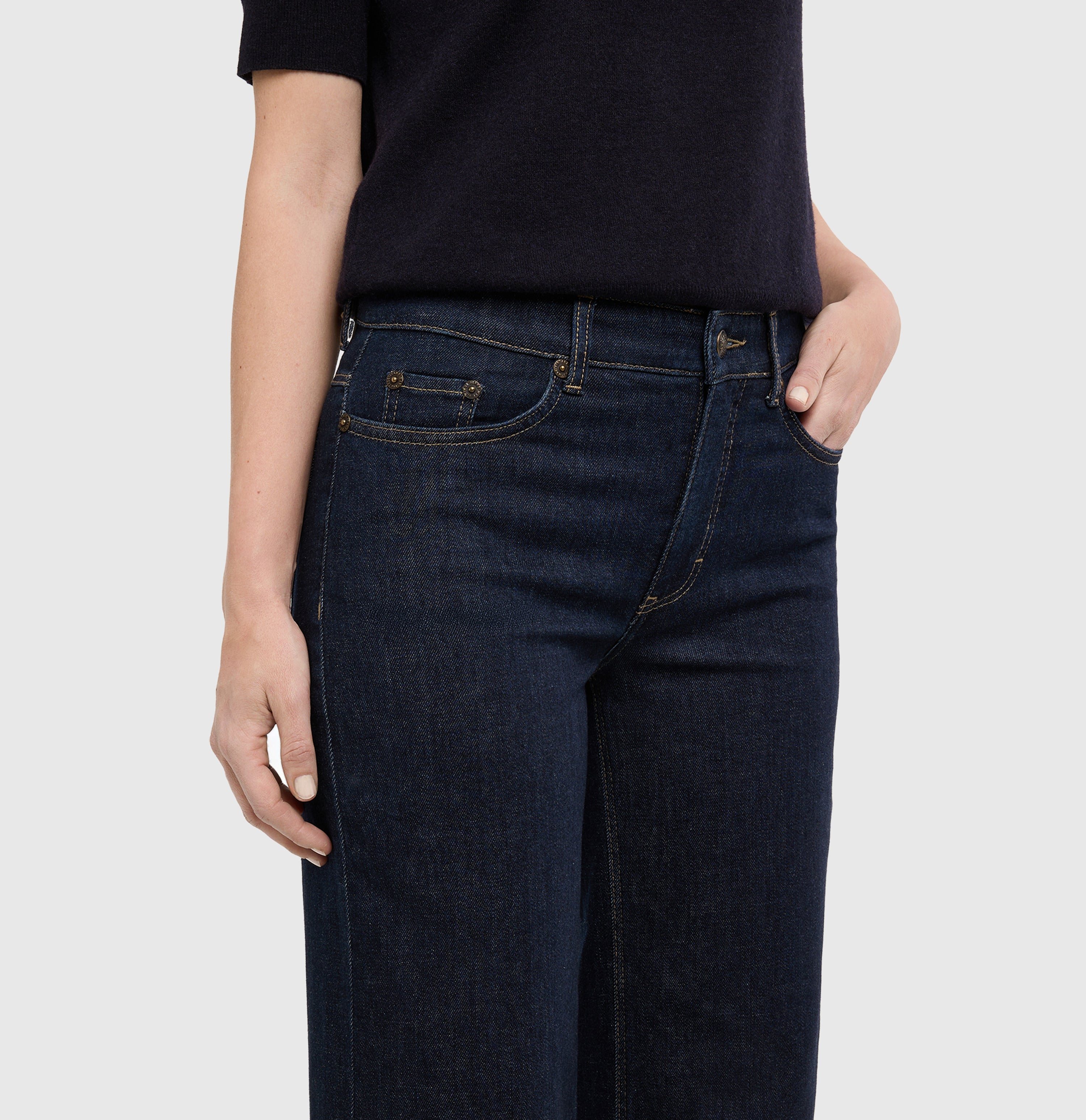 Wide fit made from comfort vintage denim. | WIDE flare | fashion rinsed | Detailed view 3 of model