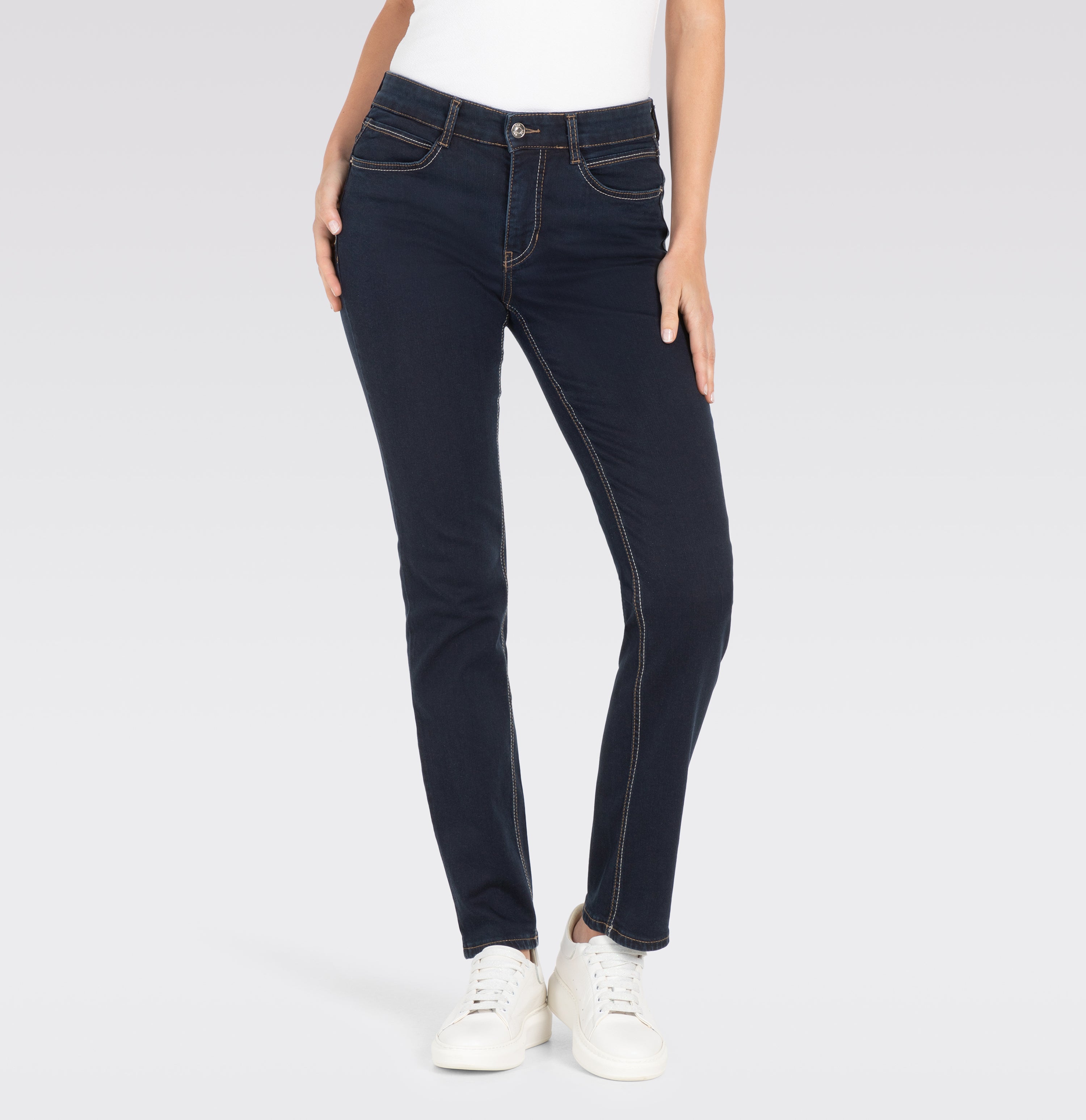 Straight jeans in a recycled cotton blend. | ANGELA | dark rinsewash | Front view of model