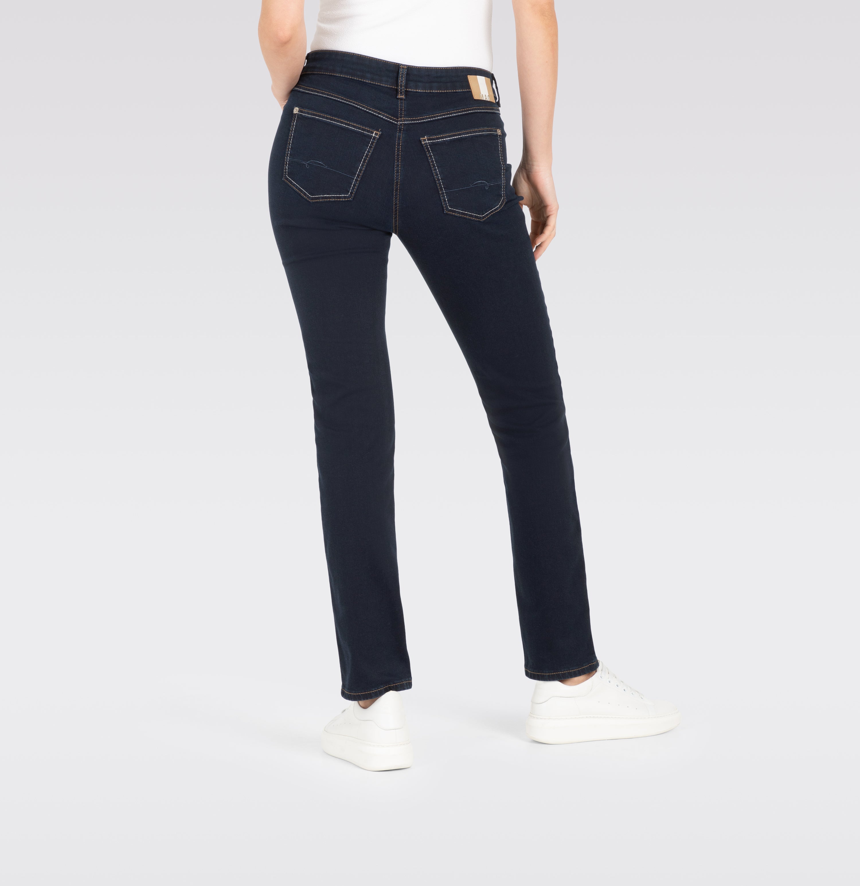 Straight jeans in a recycled cotton blend. | ANGELA | dark rinsewash | Back view of model
