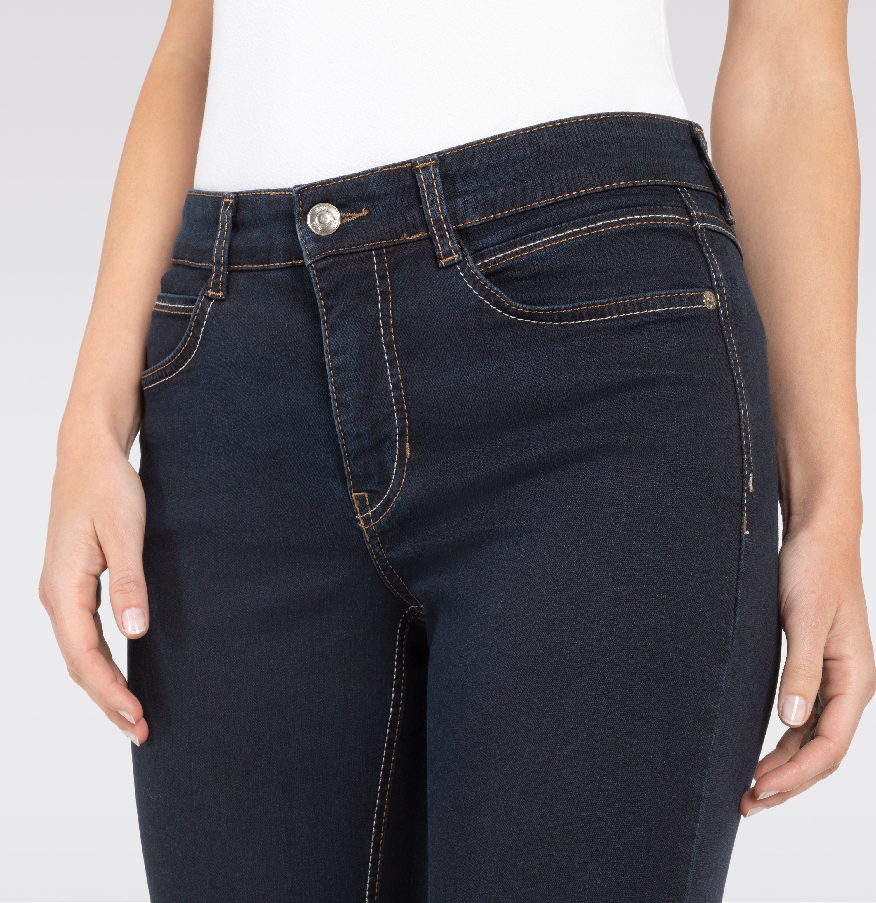 Straight jeans in a recycled cotton blend. | ANGELA | dark rinsewash | Side view of model