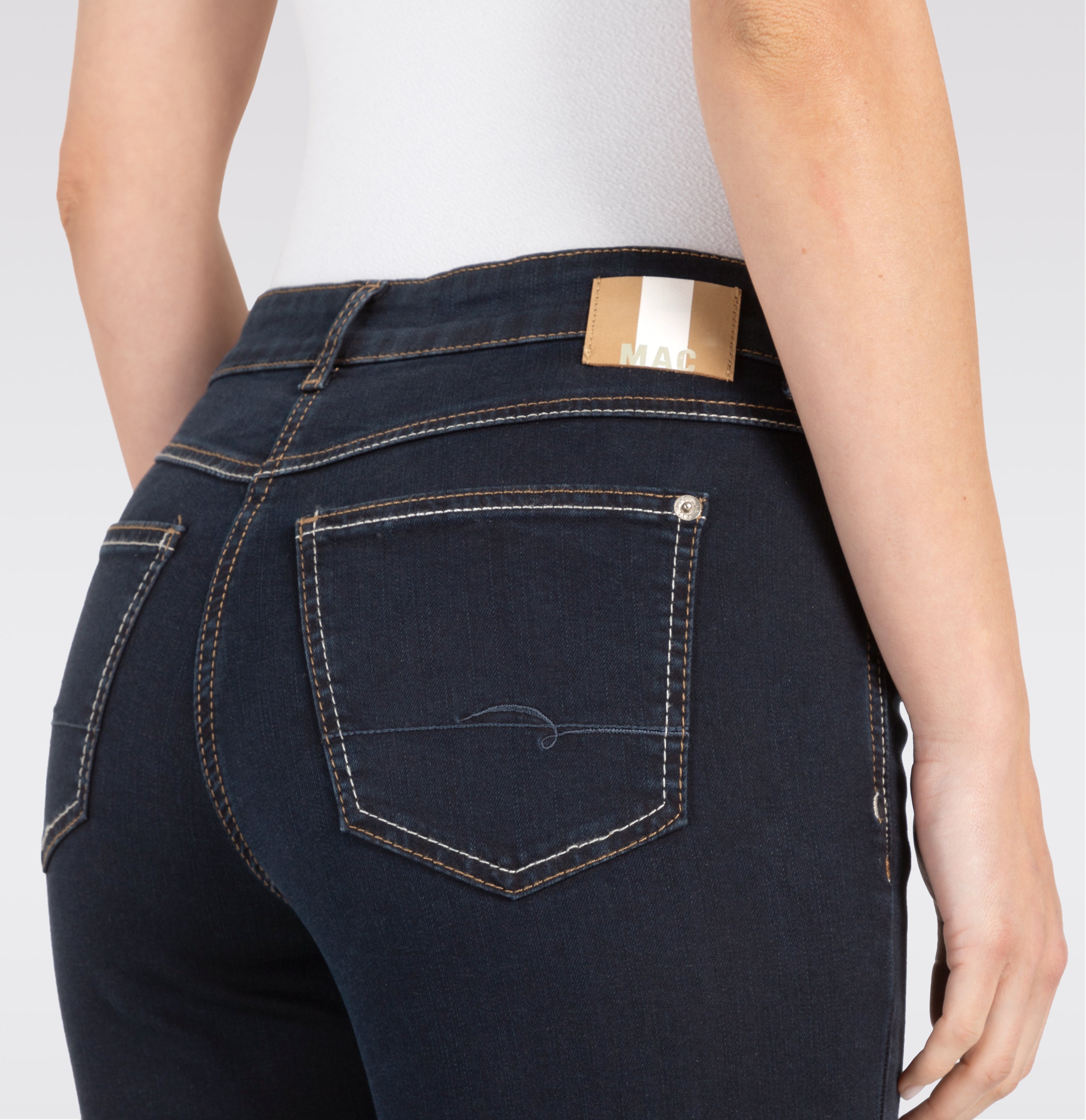 Straight jeans made of comfortable stretch denim. | ANGELA | dark rinsewash | Detailed view 3 of model