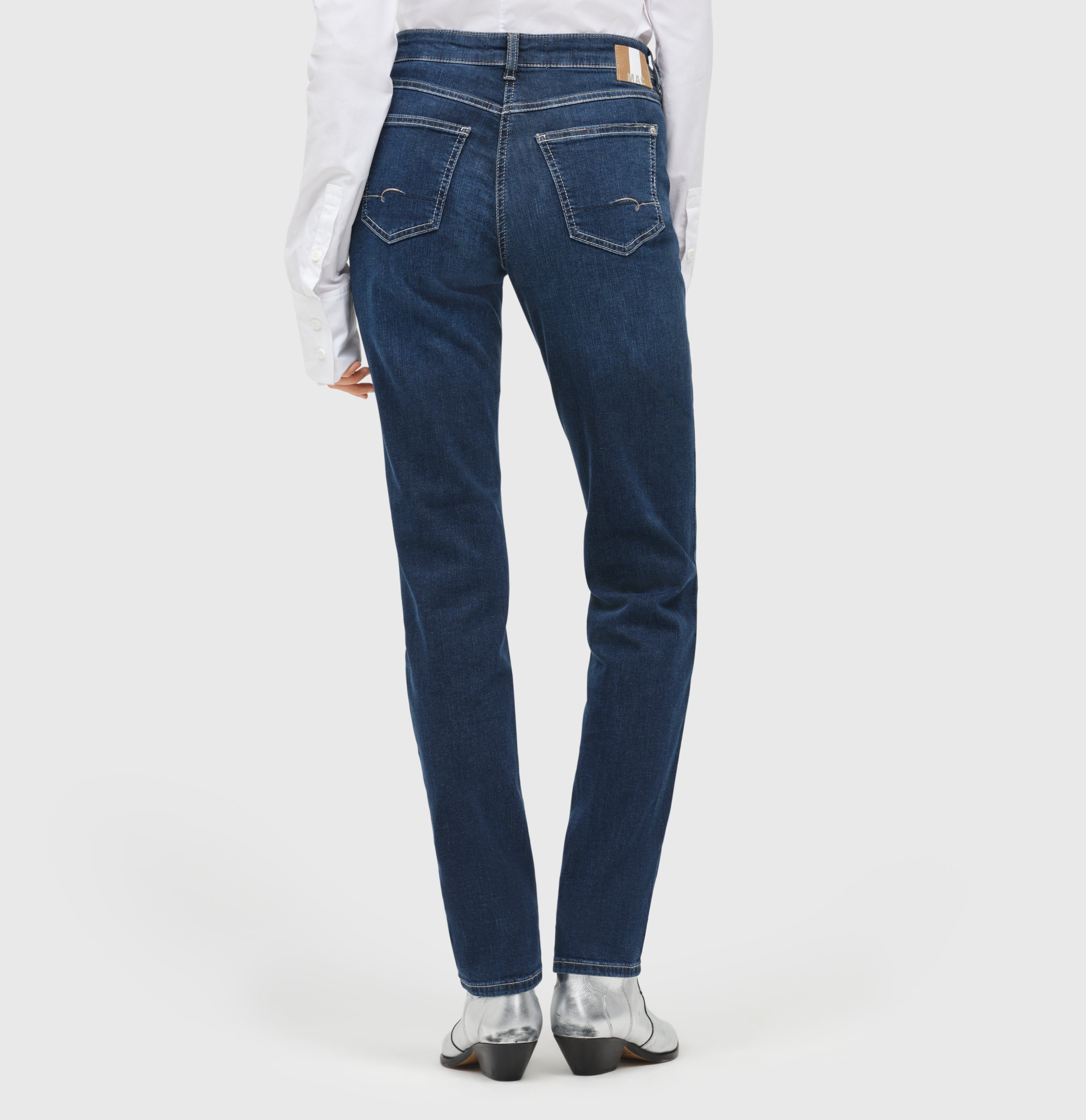 Straight jeans made of comfortable stretch denim. | ANGELA | new basic wash | Back view of model