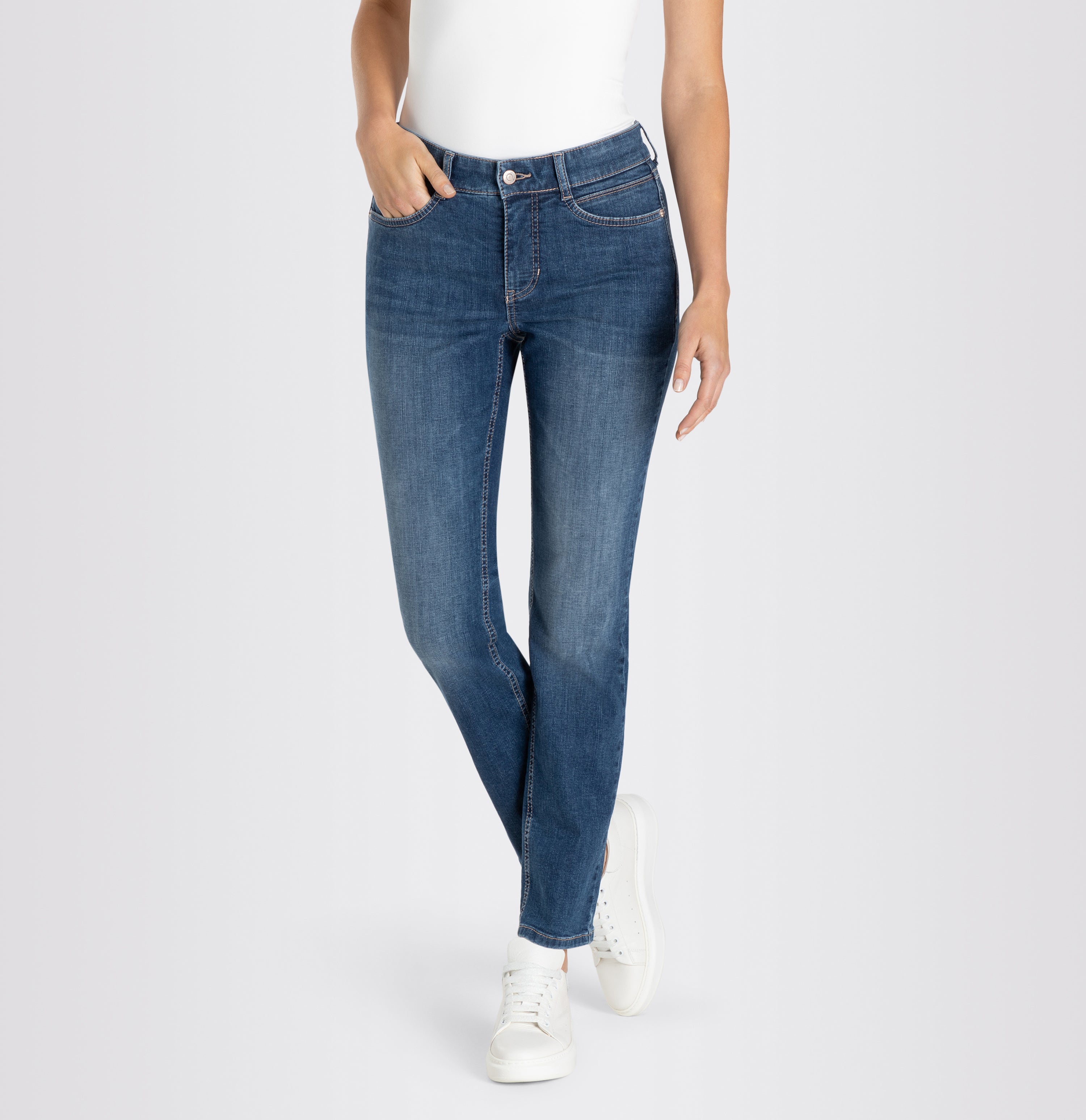 Straight fit with slightly higher waist. | ANGELA | simple wash | Front view of model