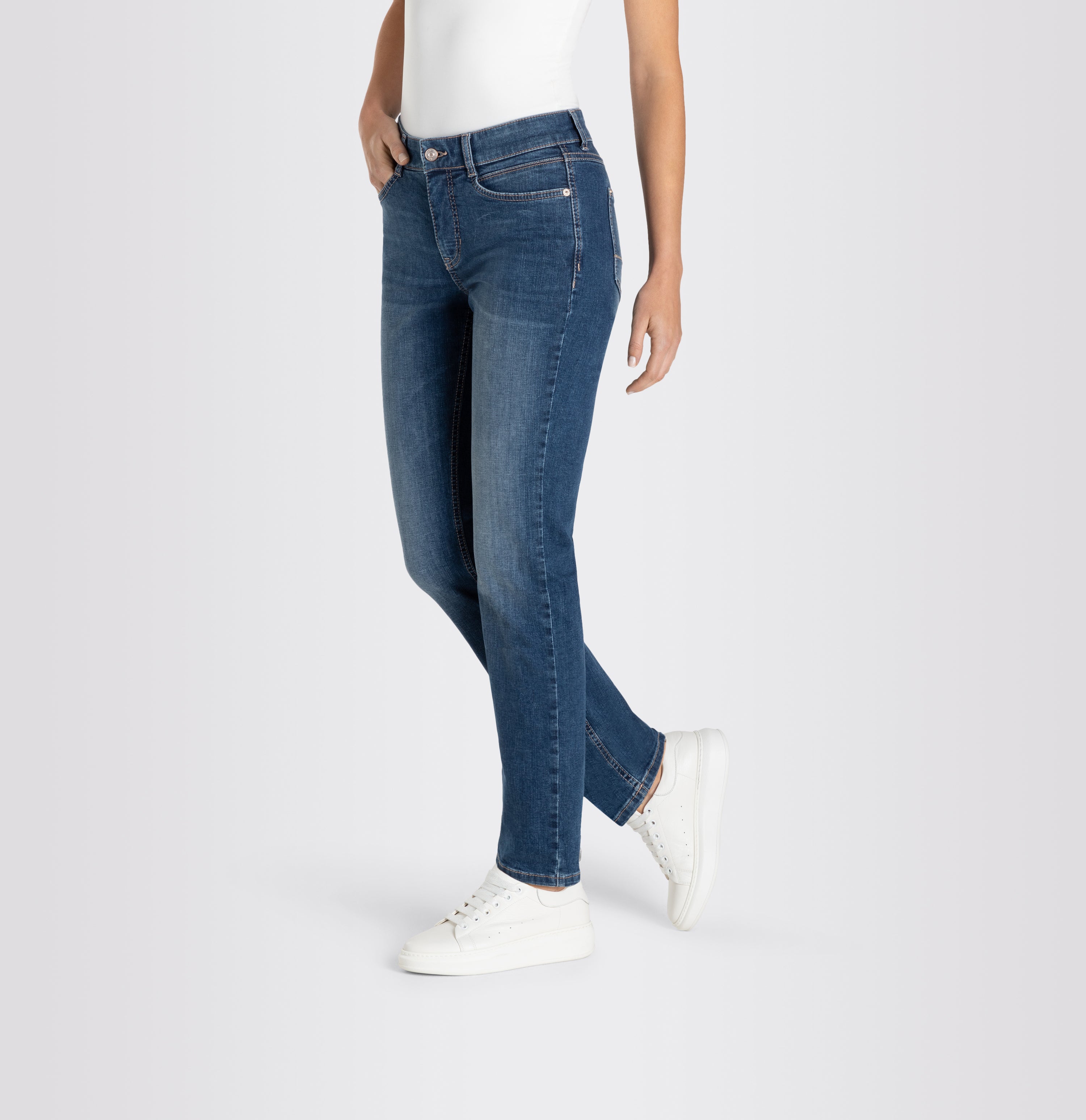 Comfortable straight jeans with a higher waist. | ANGELA | simple wash | Detailed view 2 of model