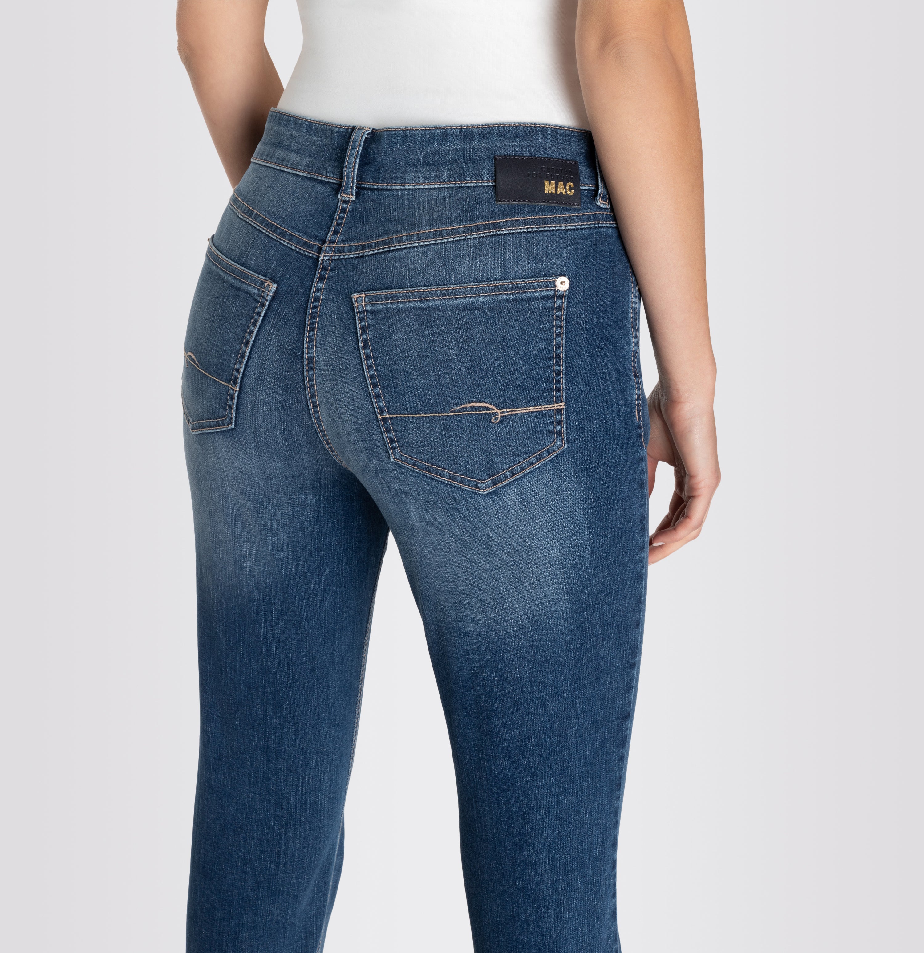 Straight fit with slightly higher waist. | ANGELA | simple wash | Detailed view 4 of model