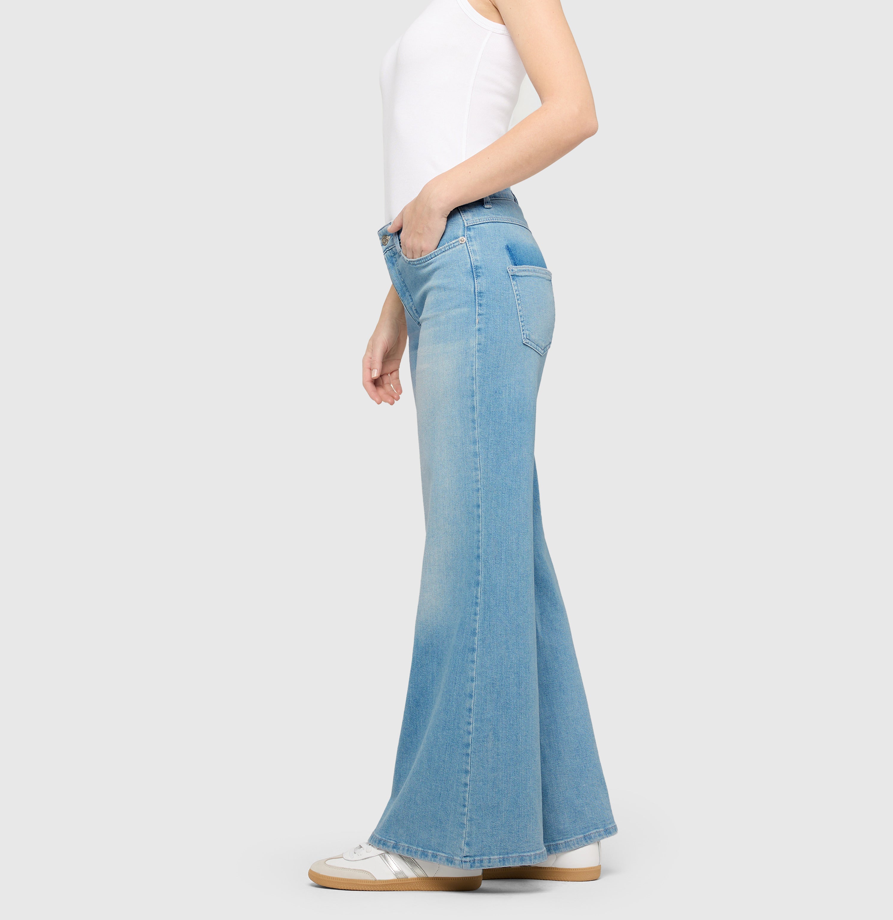Wide flare jeans with pocket details. | WIDE patch pocket | super bright stoned wash | Side view of model