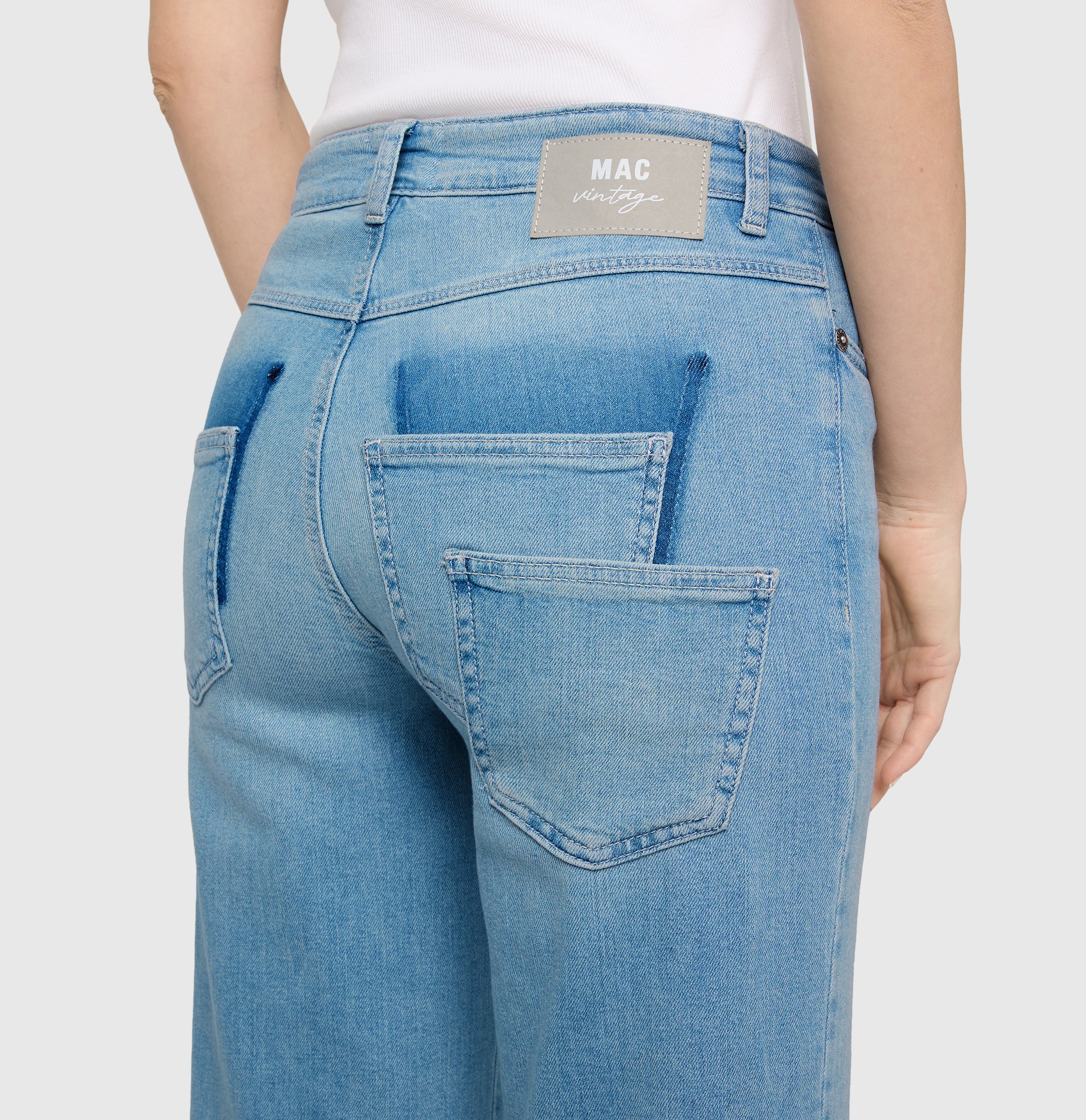 Wide flare jeans with pocket details. | WIDE patch pocket | super bright stoned wash | Detailed view 2 of model