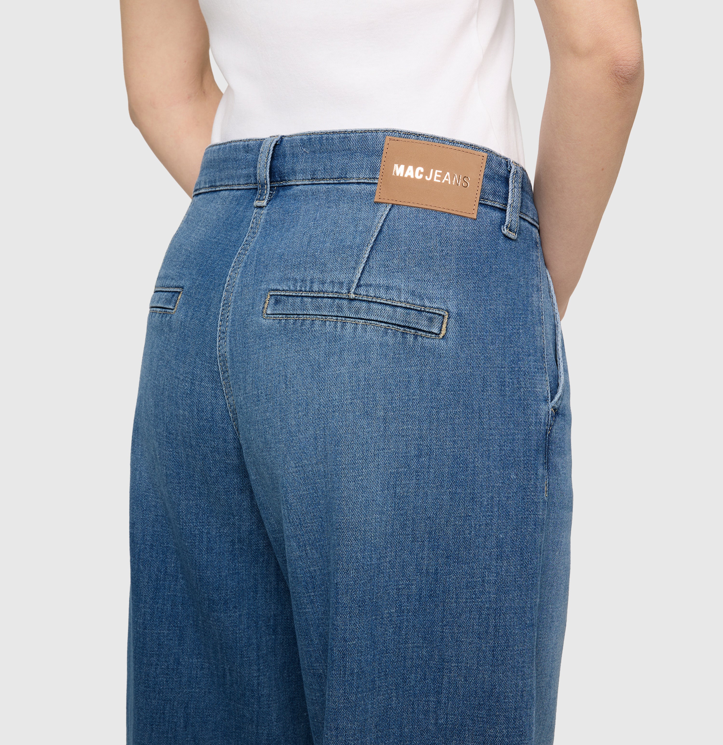 Denim culotte with sporty seam details. | JUNA | basic aqua blue wash | Detailed view 2 of model