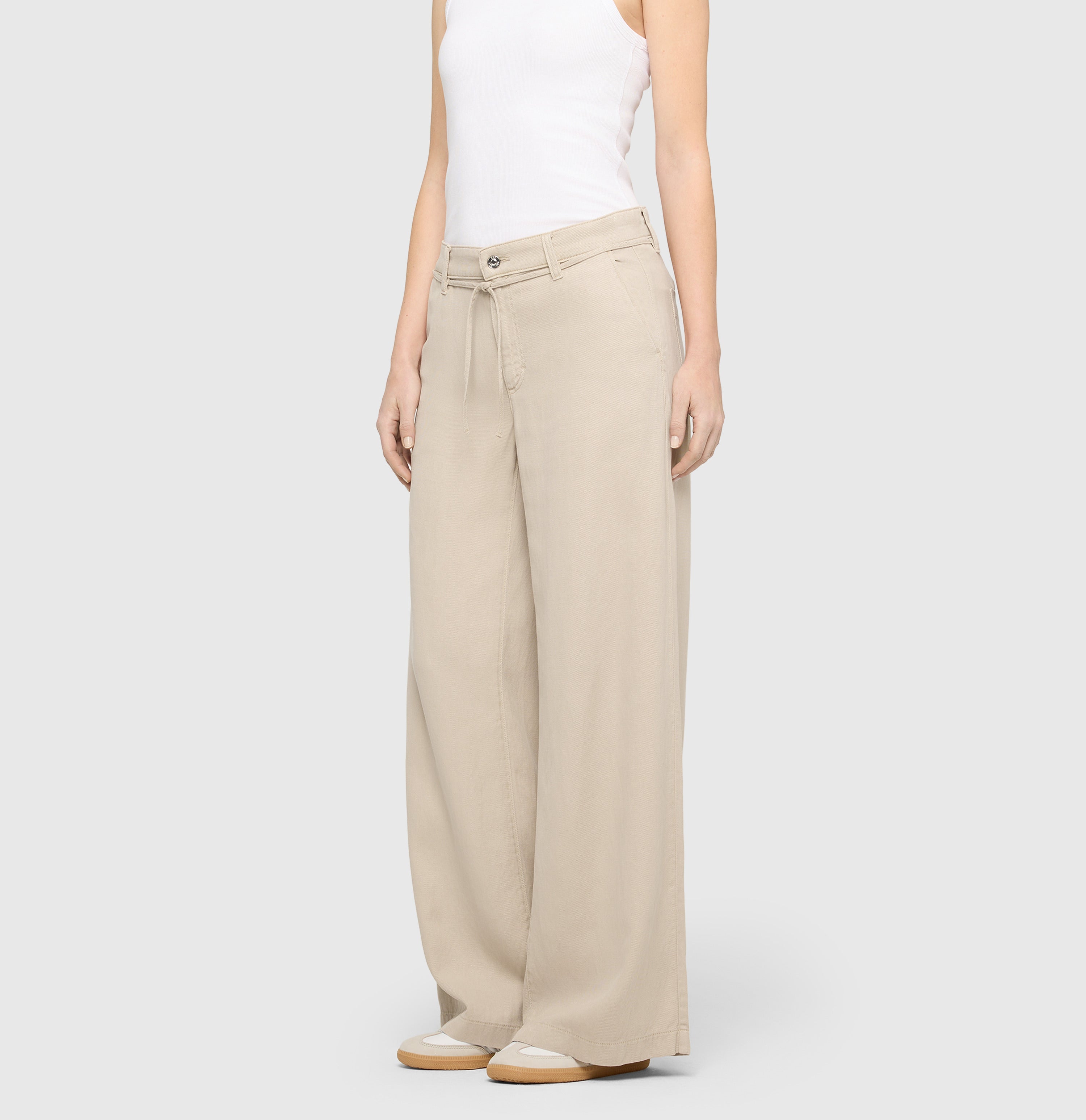 Wide fit in a linen-lyocell-cotton blend. | WENDY 2.3 | ivory PPT | Front view of model