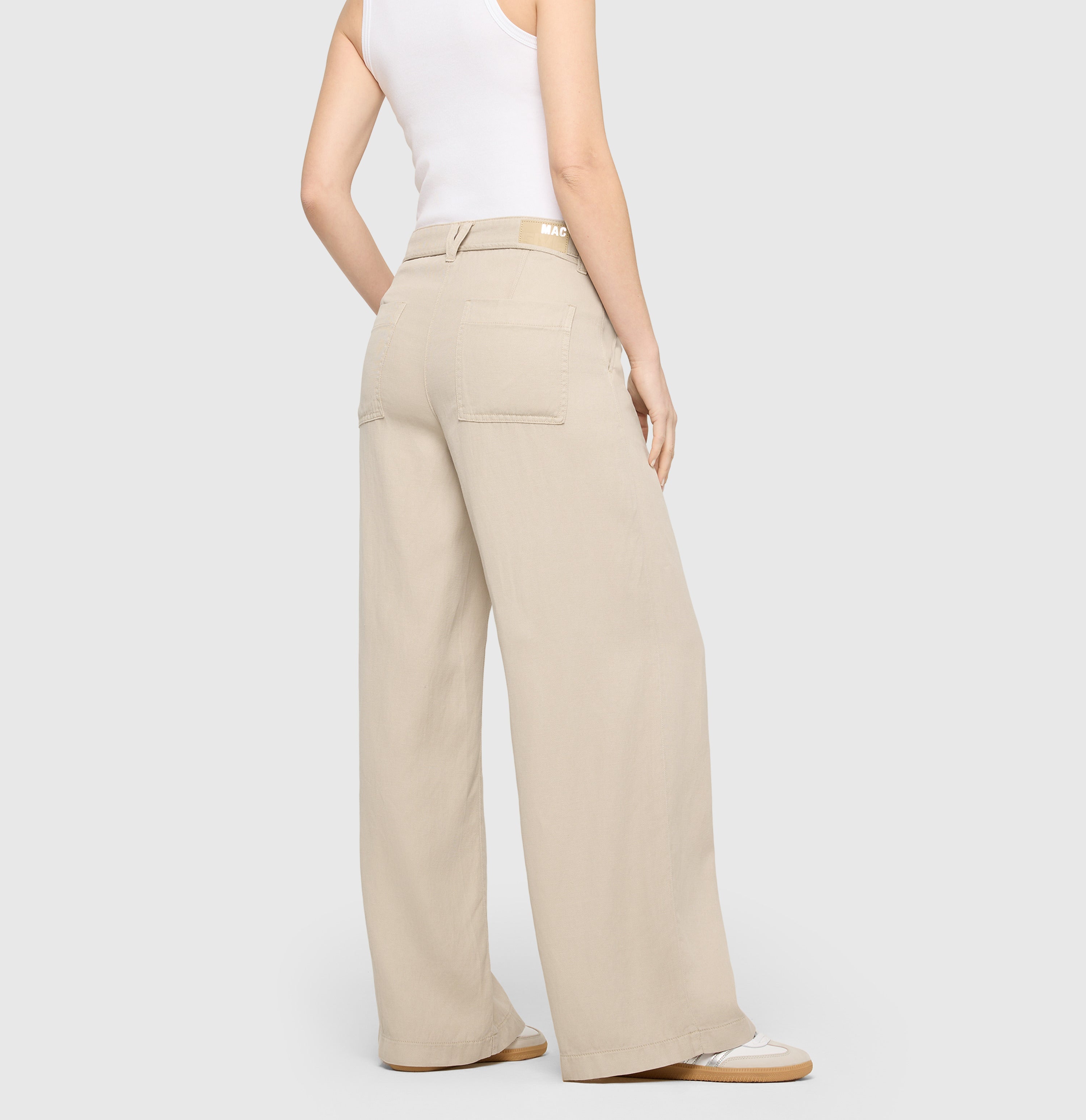 Wide fit in a linen-lyocell-cotton blend. | WENDY 2.3 | ivory PPT | Back view of model
