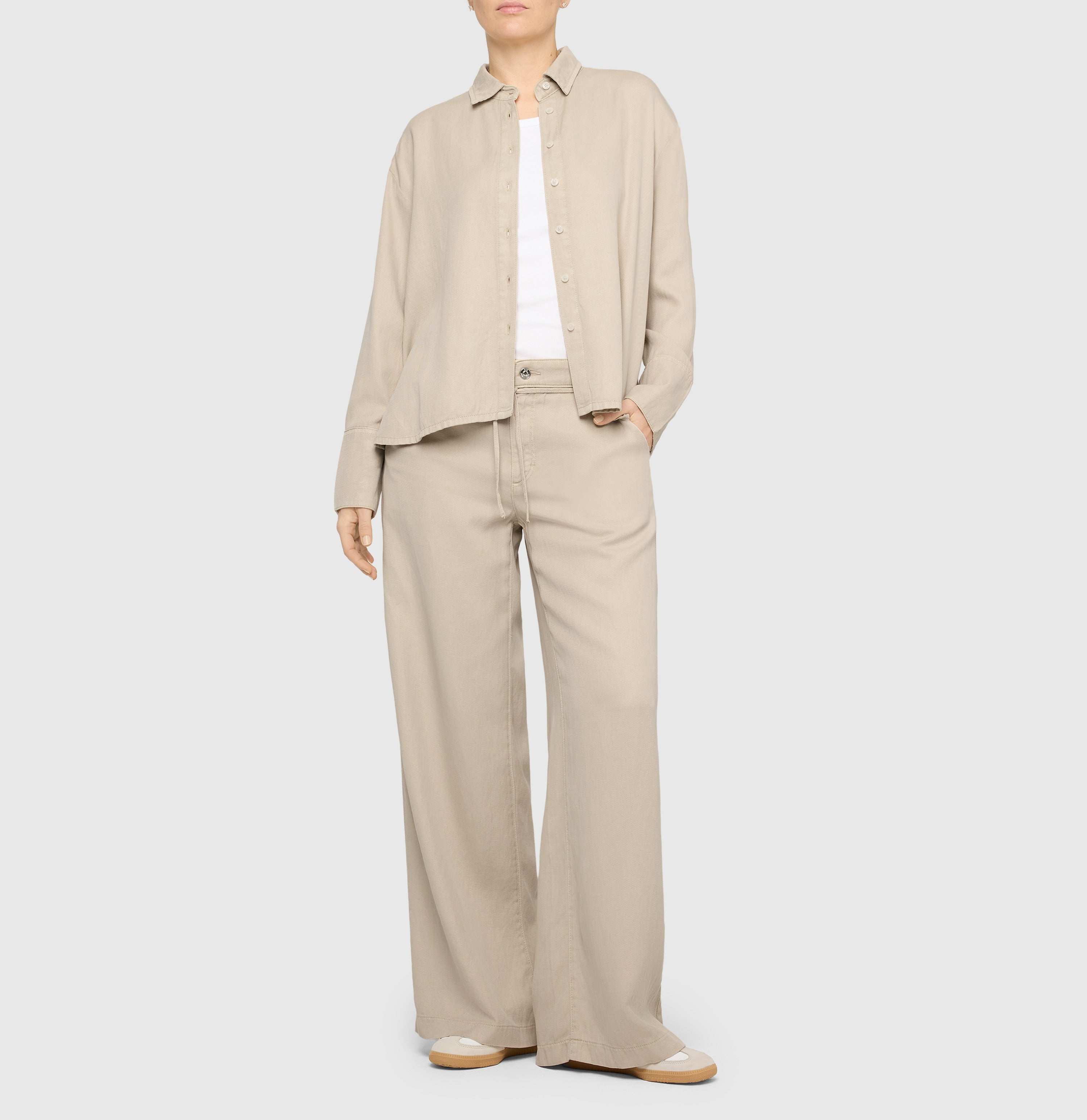 Wide fit in a linen-lyocell-cotton blend. | WENDY 2.3 | ivory PPT | Detailed view 3 of model