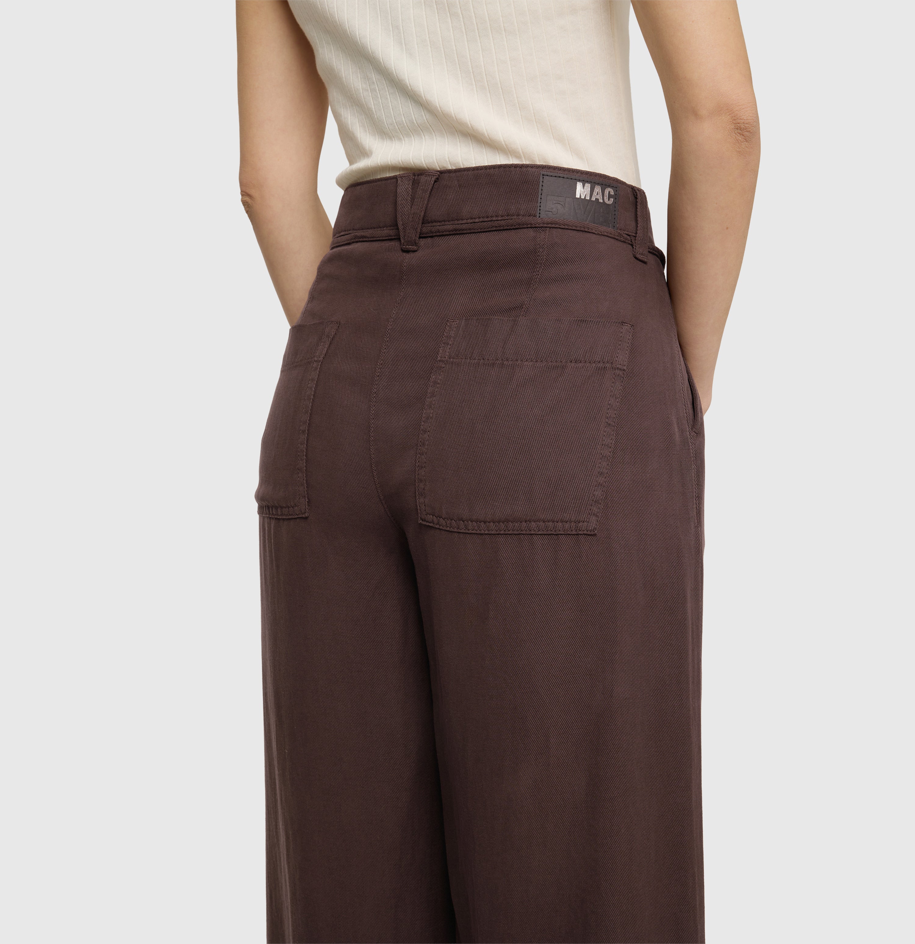 Wide fit in a linen-lyocell-cotton blend. | WENDY 2.3 | truffle brown PPT | Side view of model