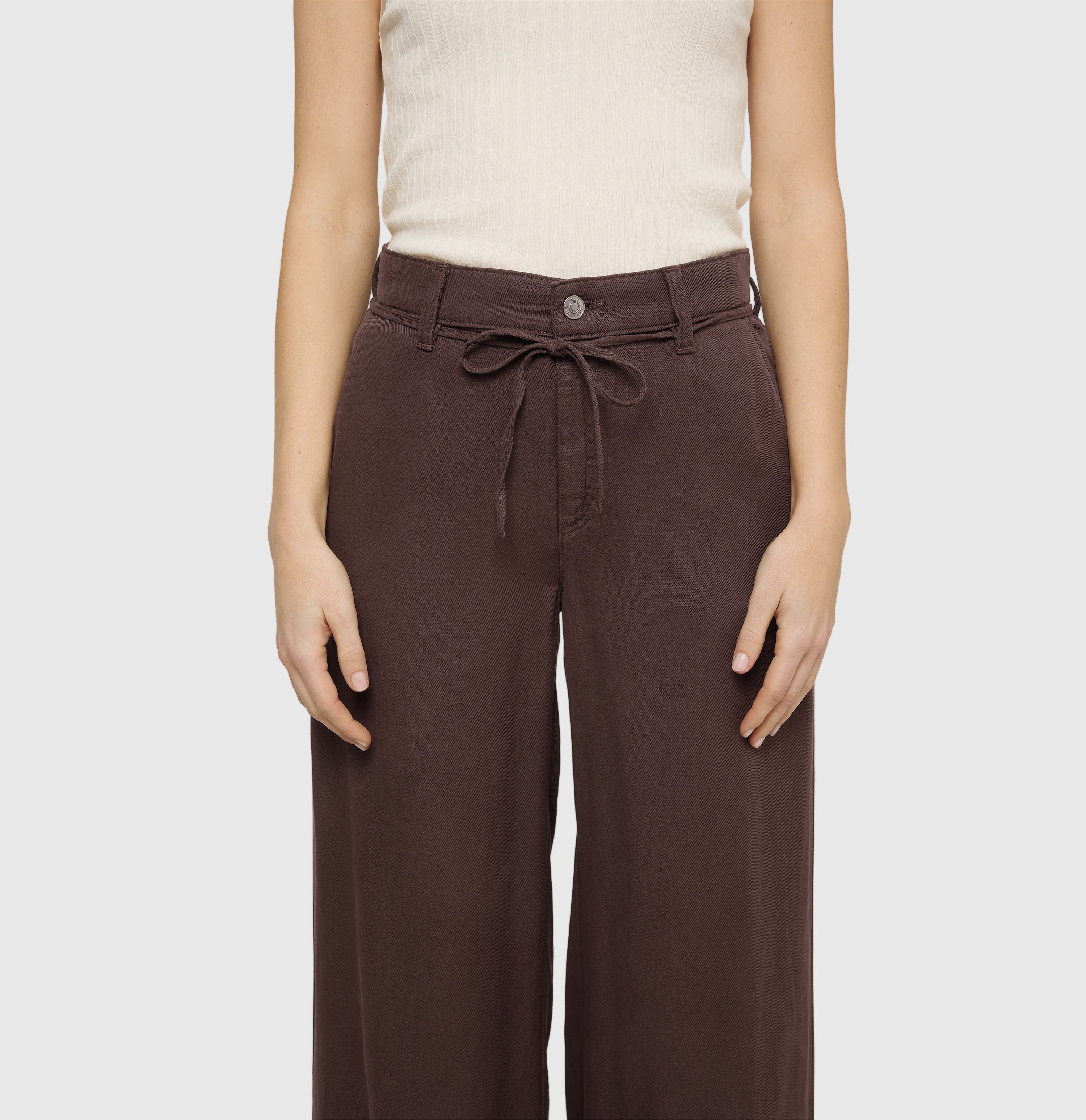 Wide fit in a linen-lyocell-cotton blend. | WENDY 2.3 | truffle brown PPT | Detailed view 2 of model