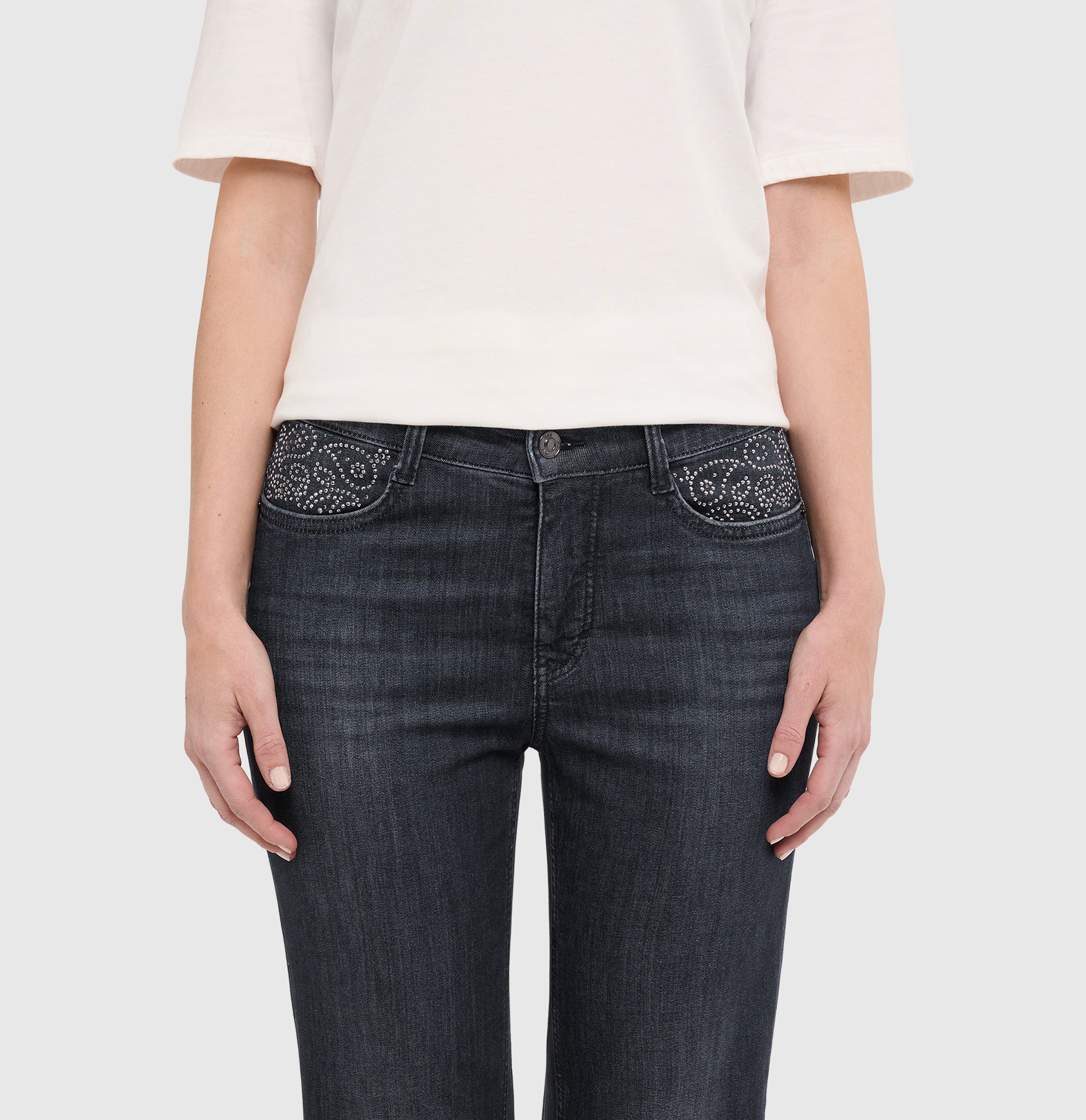 Flared jeans with rhinestone and rivet details. | LAURA paisley glam | commercial black wash | Detailed view 2 of model