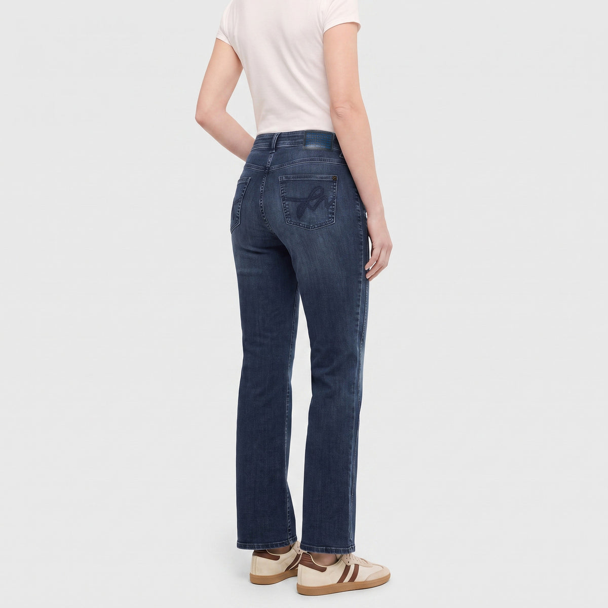 Vintage jeans in a flared fit. | LAURA seam | blue midnight wash | Back view of model