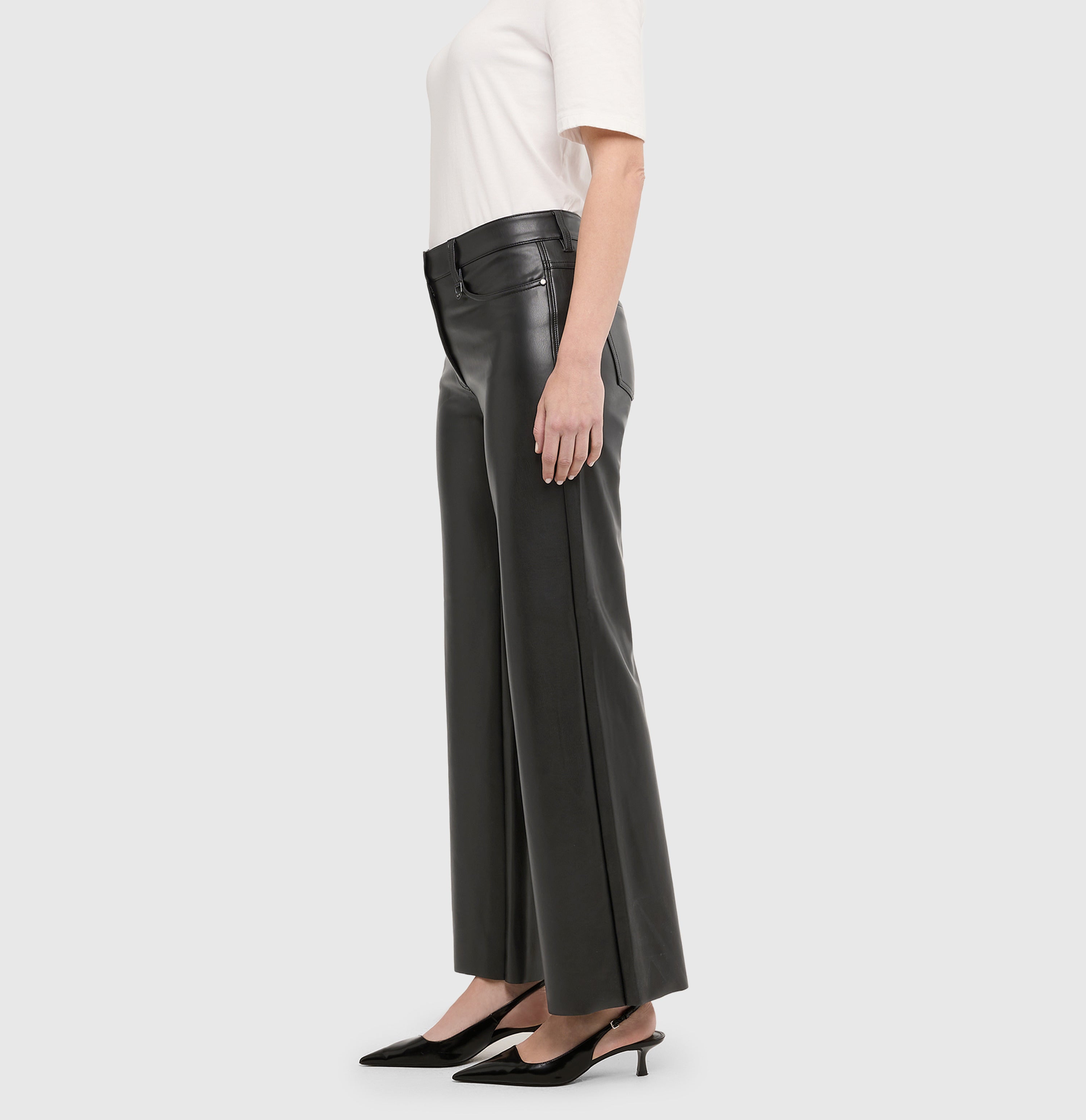 | WIDE vegan | black | Side view of model