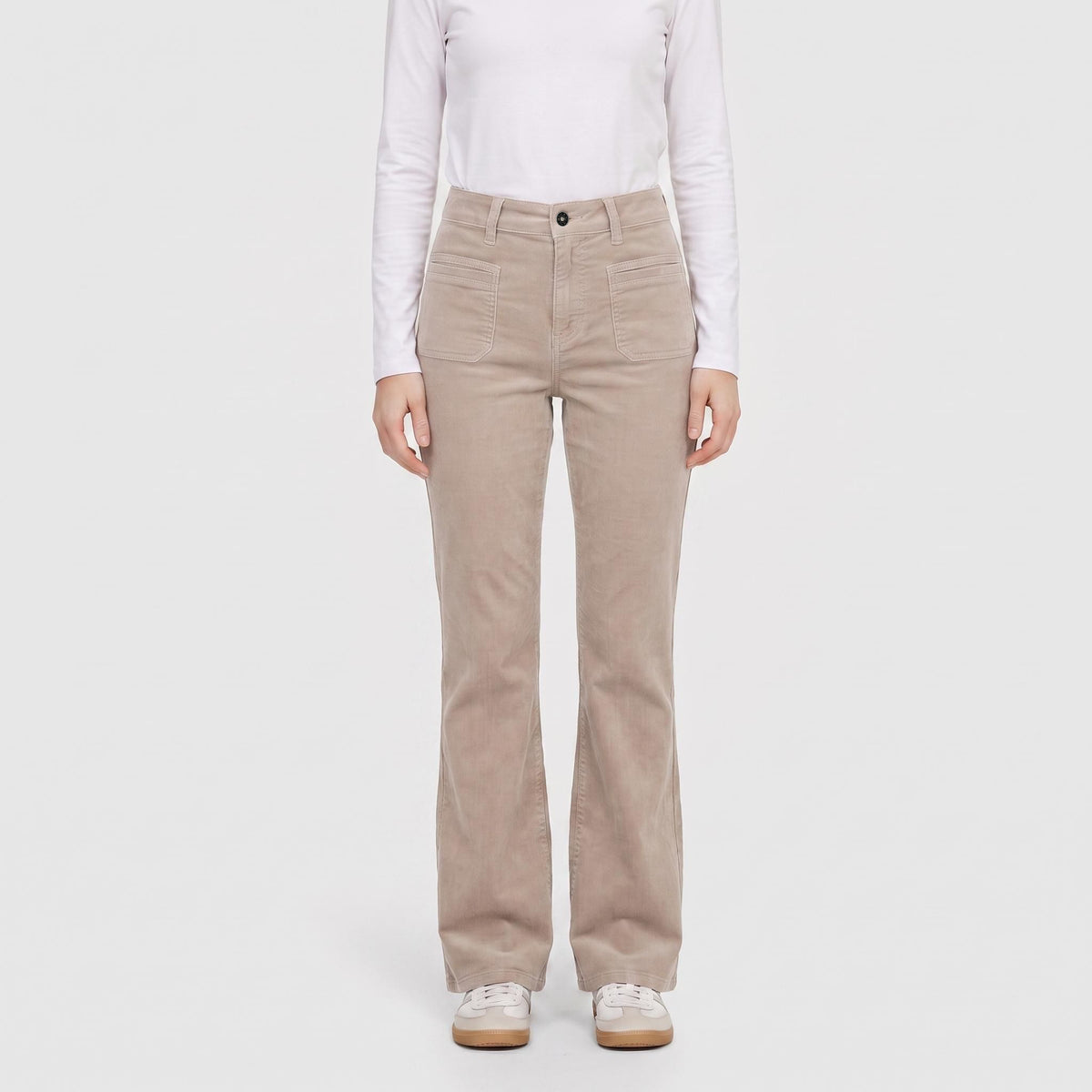 Flared fit made from brilliantly coloured baby corduroy. | LAURA pocket | windspray beige antique | Front view of model