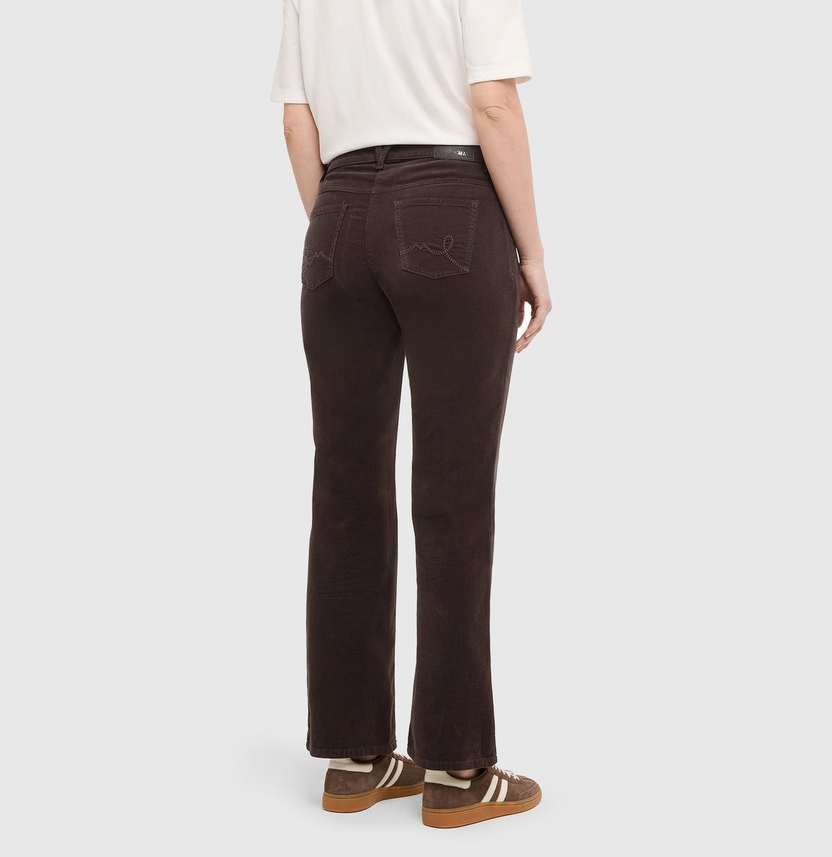 | LAURA pocket | truffle brown antique | Back view of model