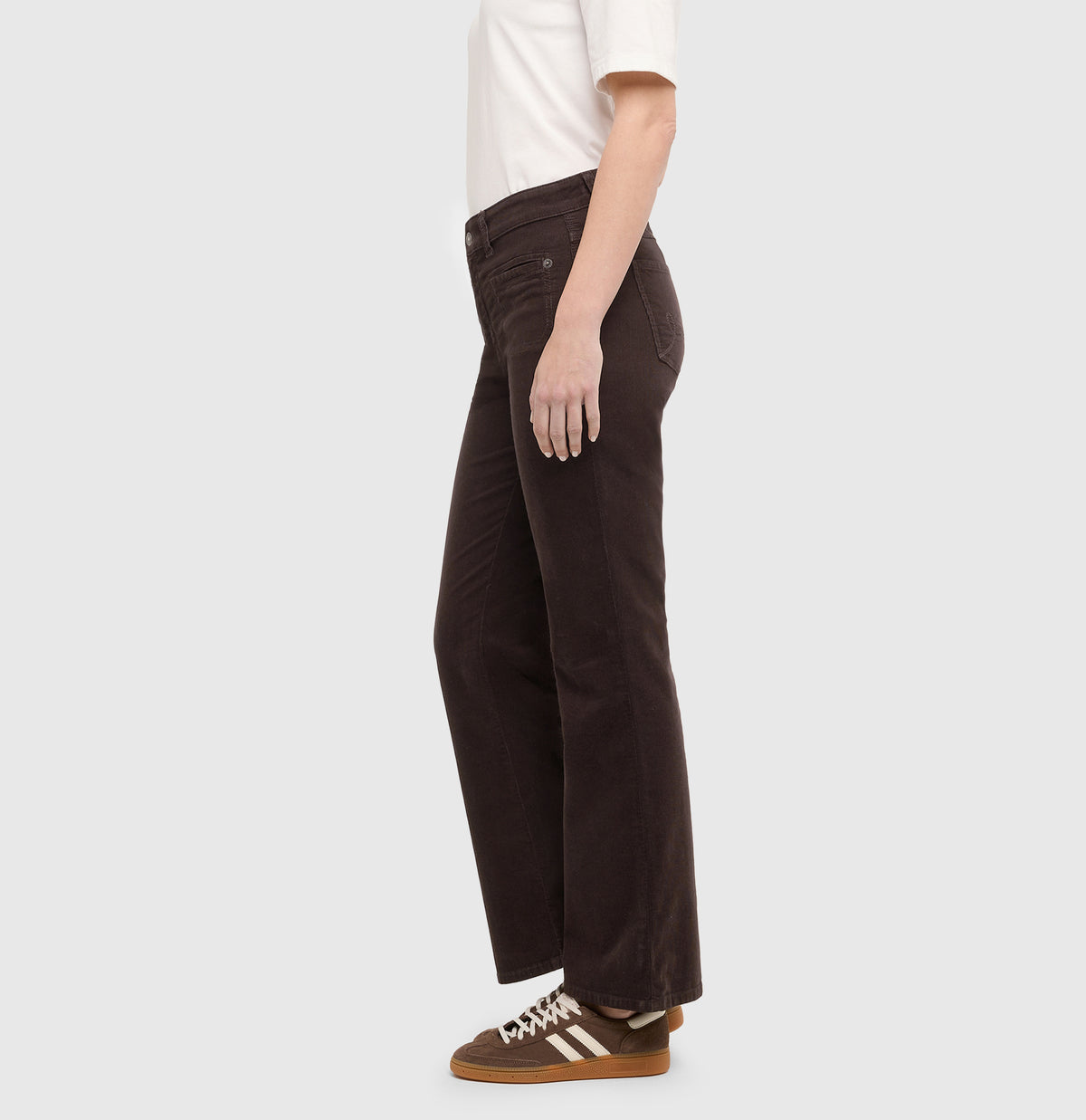 | LAURA pocket | truffle brown antique | Side view of model