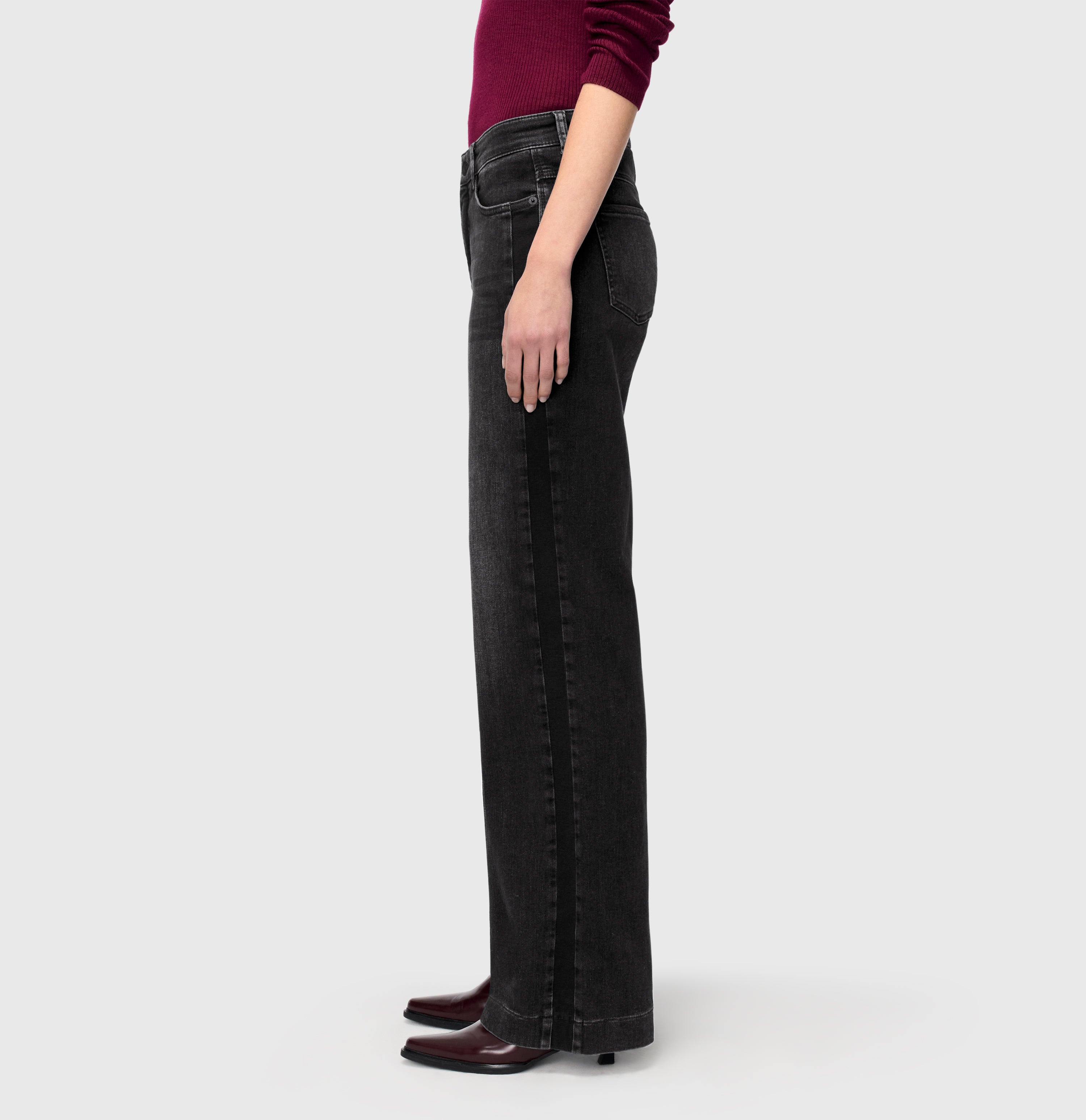 Wide, comfortable jeans with galloons. | WIDE galon | authentic blackest | Detailed view 2 of model
